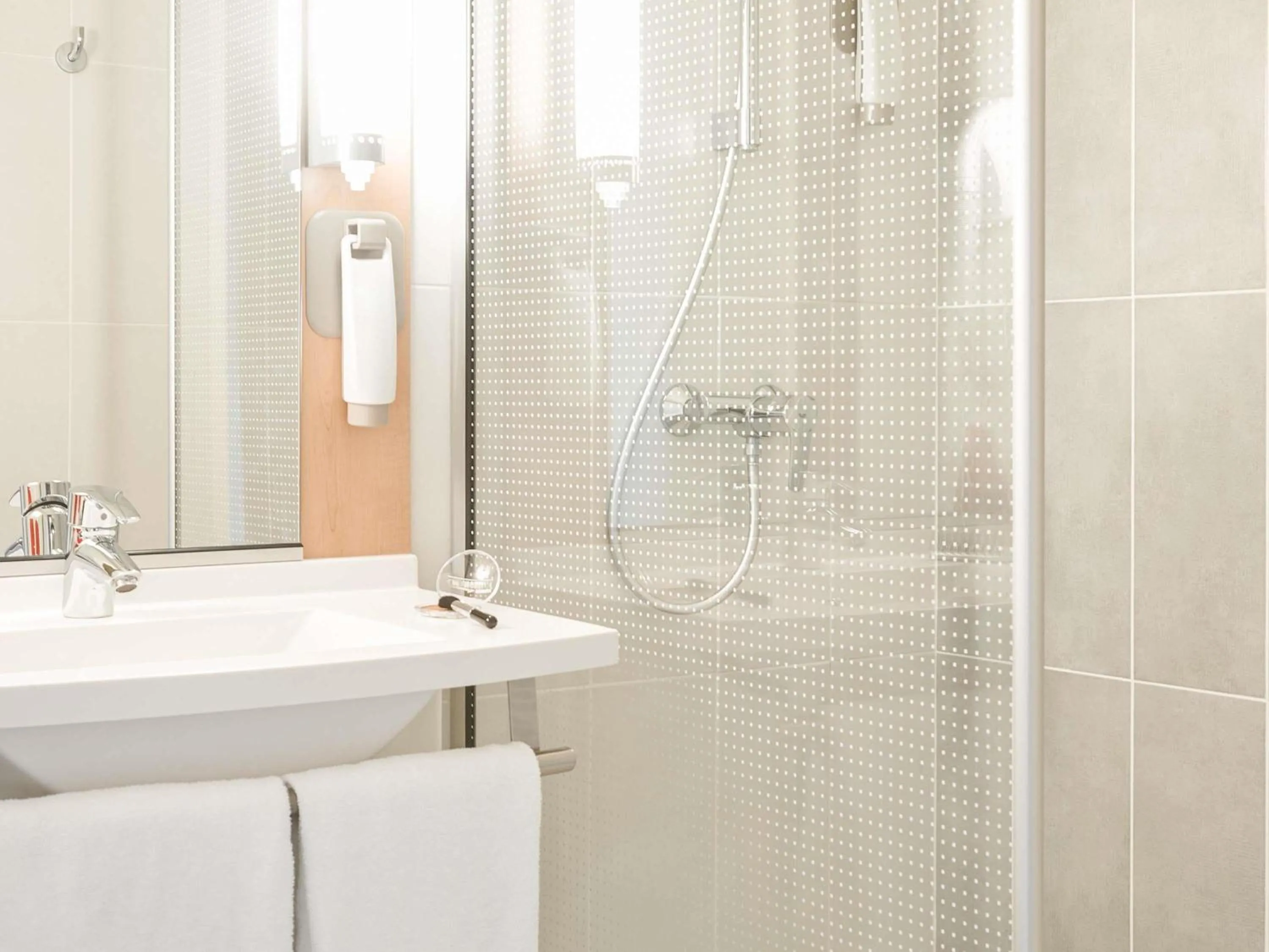 Bedroom in Ibis Cavaillon Portes du Luberon