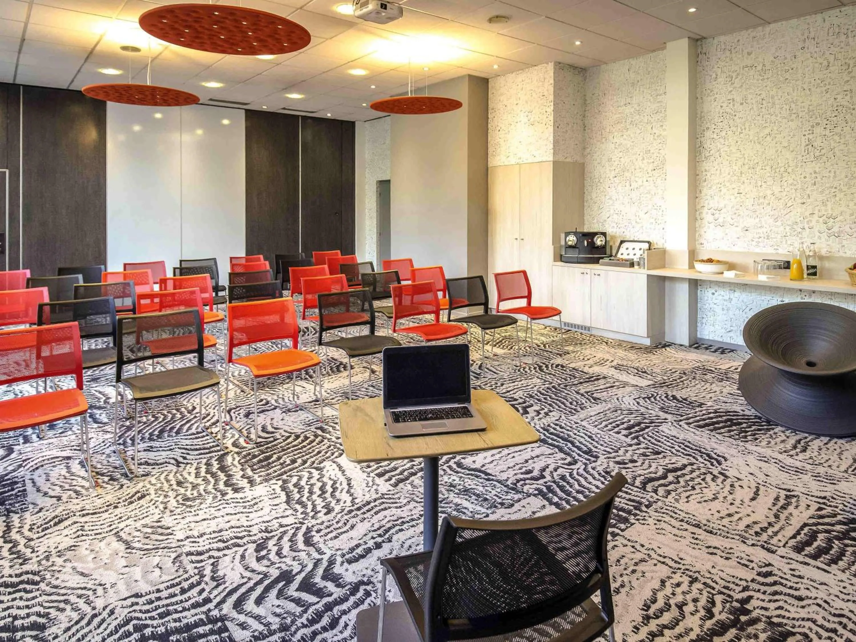 Meeting/conference room in Ibis Cavaillon Portes du Luberon