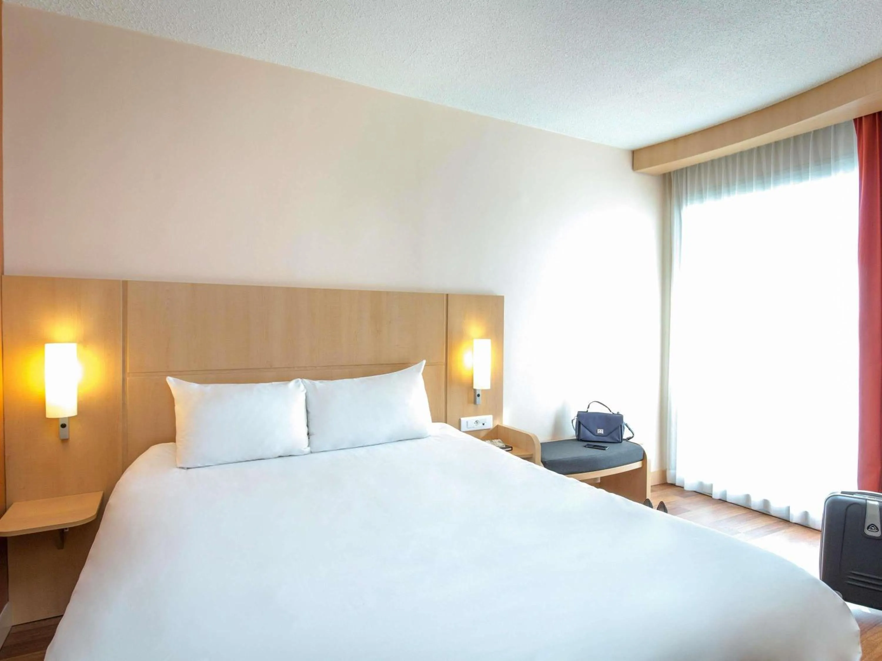 Bedroom, Bed in Ibis Cavaillon Portes du Luberon