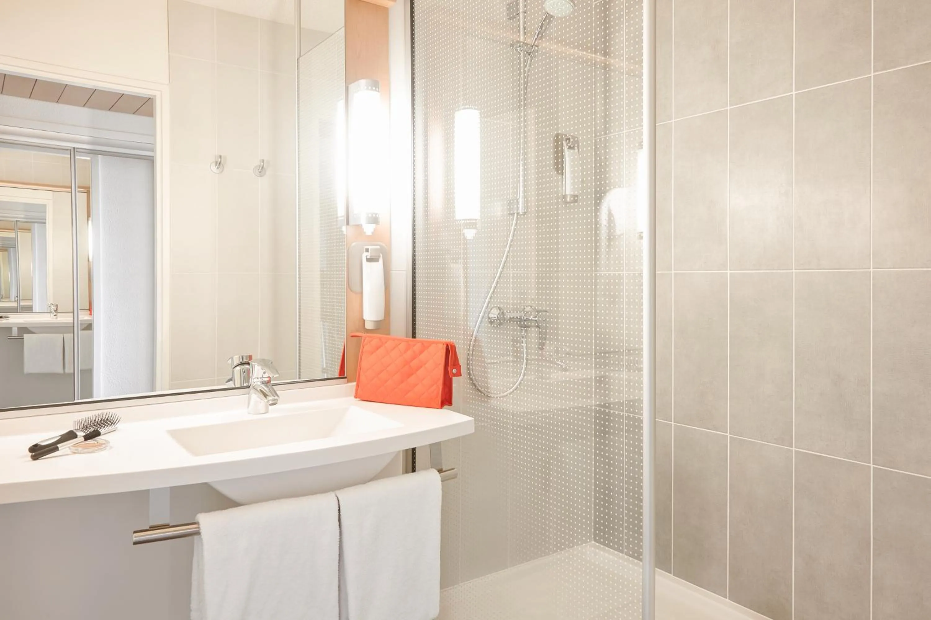 Bathroom in Ibis Cavaillon Portes du Luberon