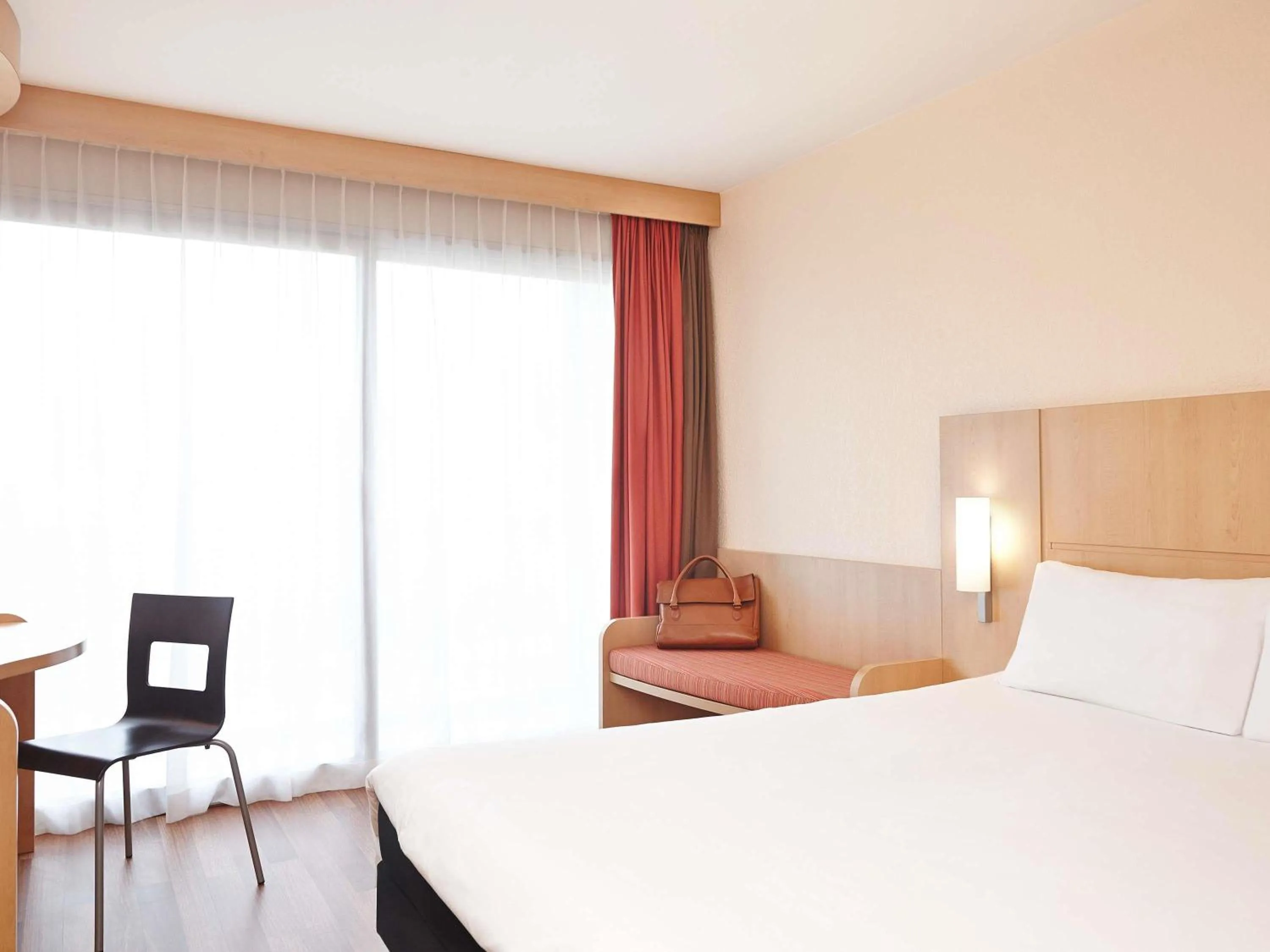 Bedroom, Bed in Ibis Cavaillon Portes du Luberon