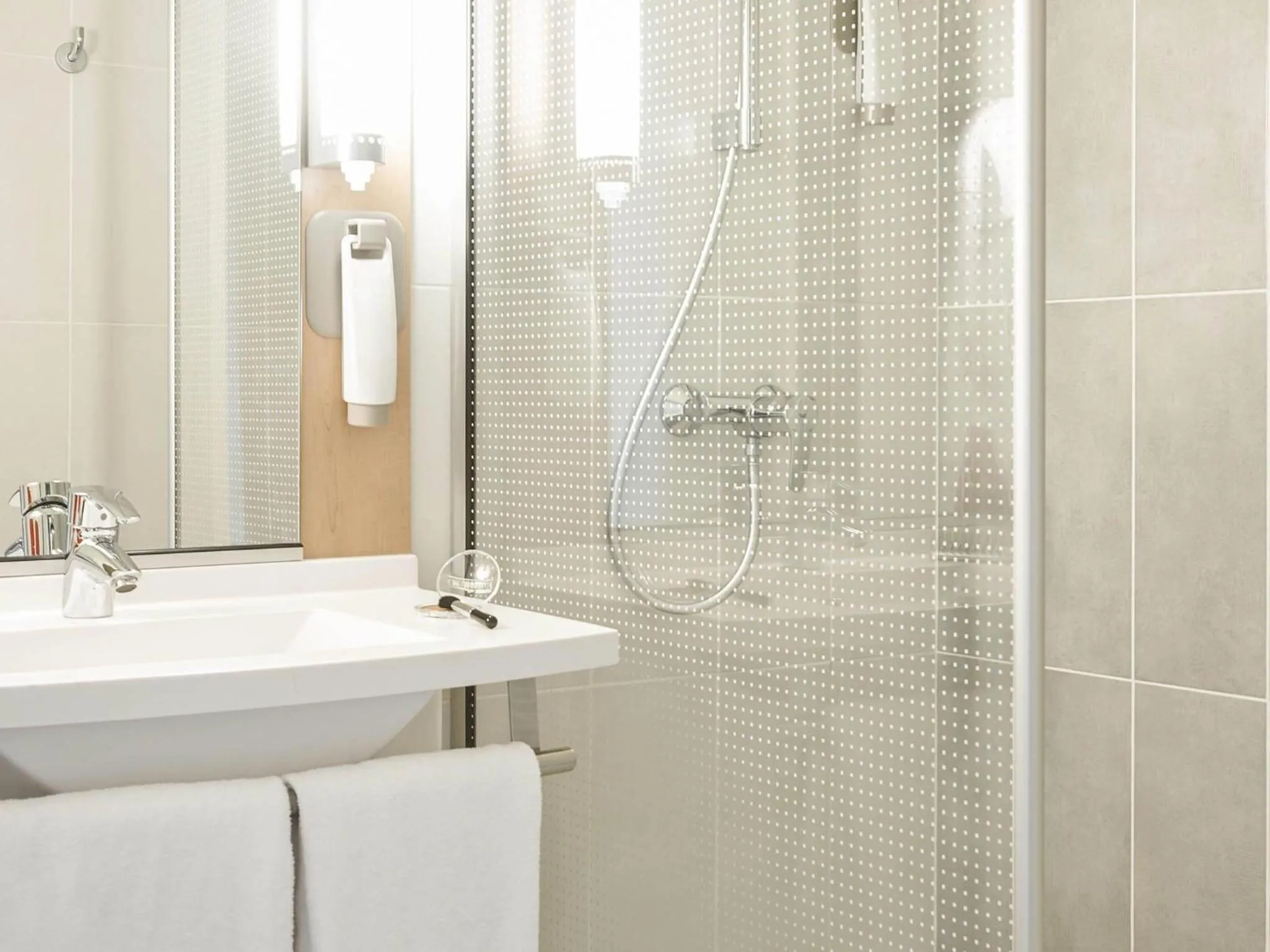 Bedroom in Ibis Cavaillon Portes du Luberon