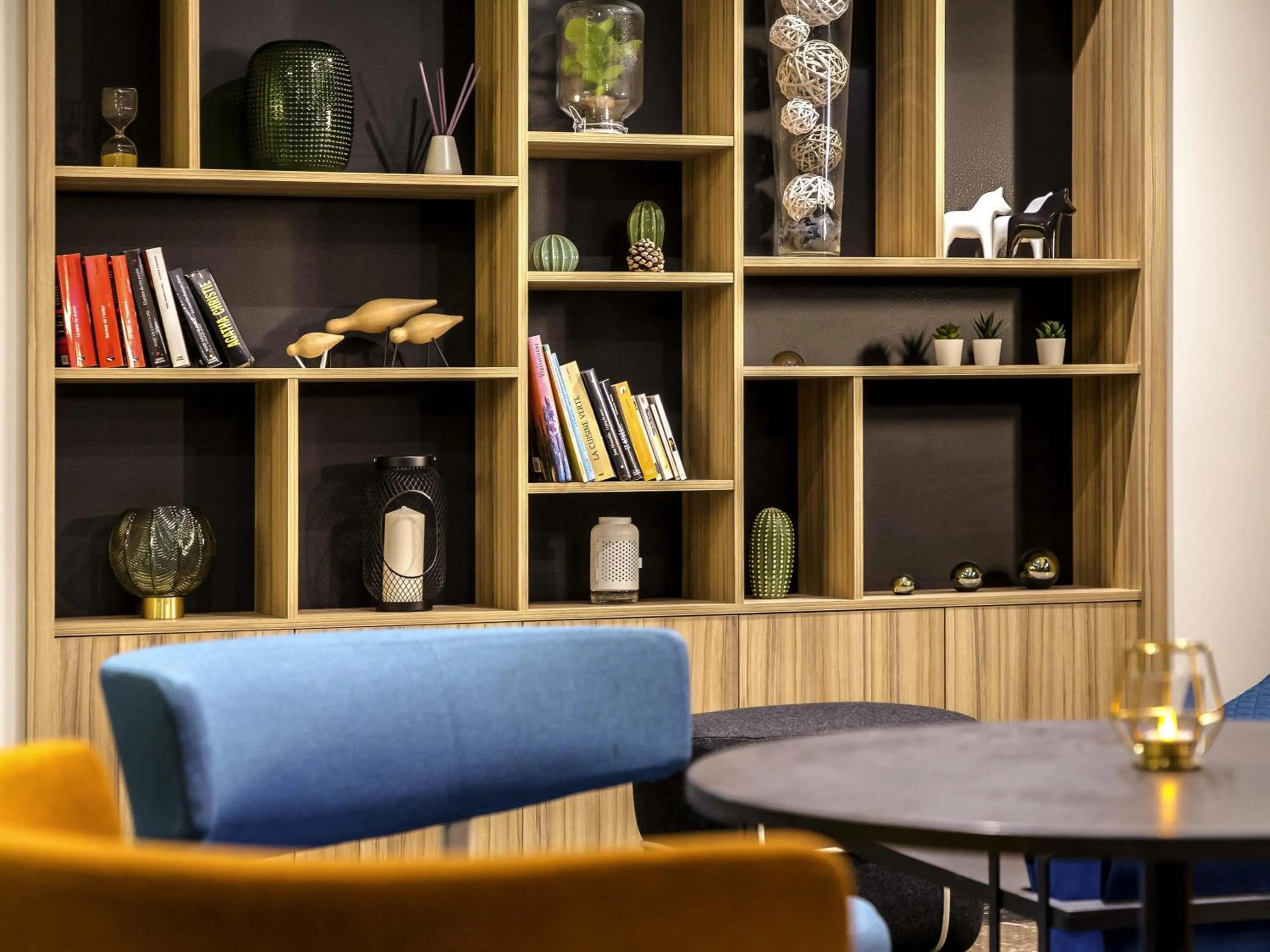 Lounge or bar in Ibis Cavaillon Portes du Luberon