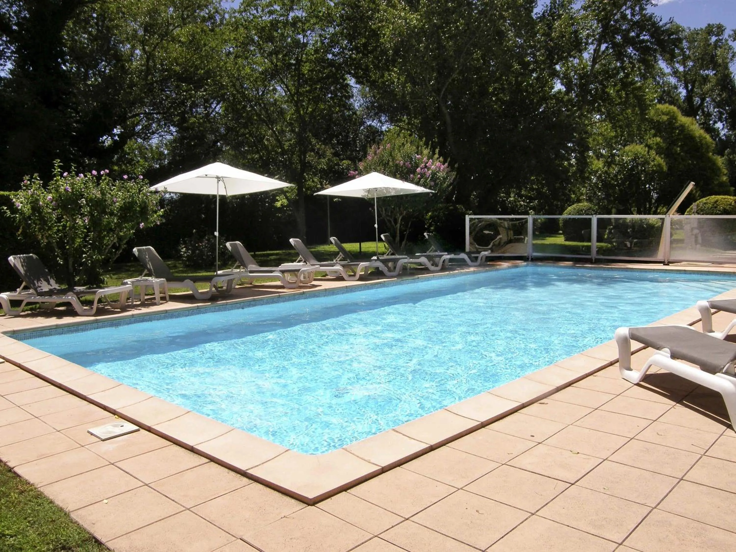 Pool view in Ibis Cavaillon Portes du Luberon