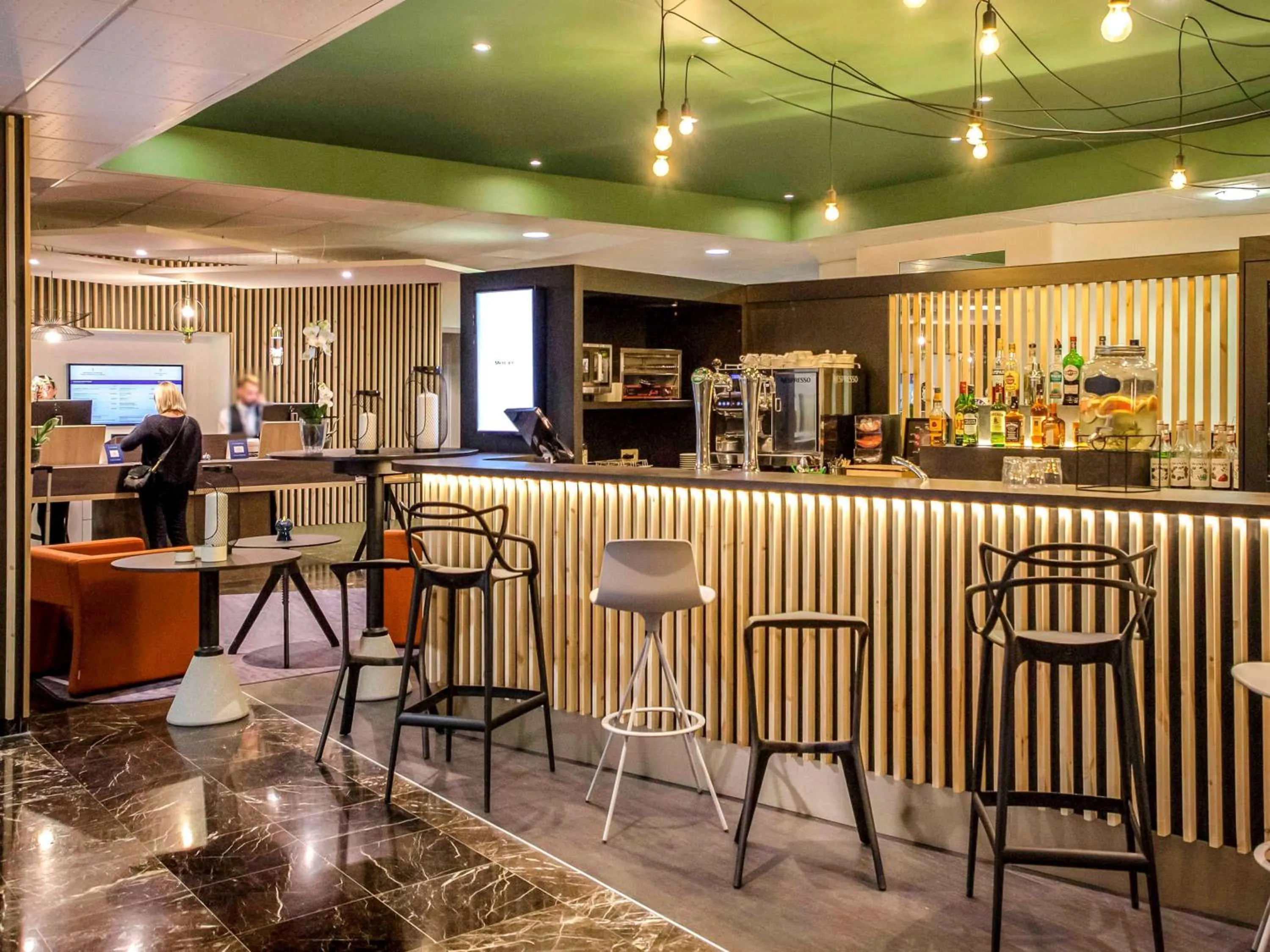 Lounge or bar in Ibis Cavaillon Portes du Luberon