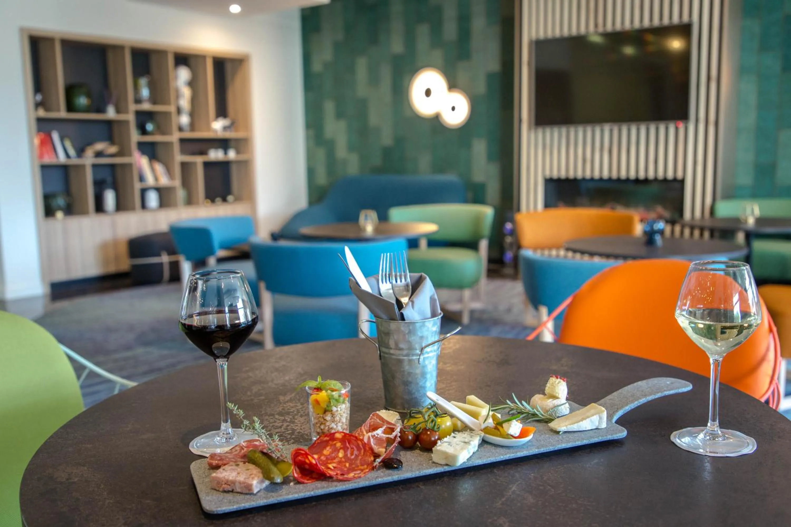 Lounge or bar in Ibis Cavaillon Portes du Luberon