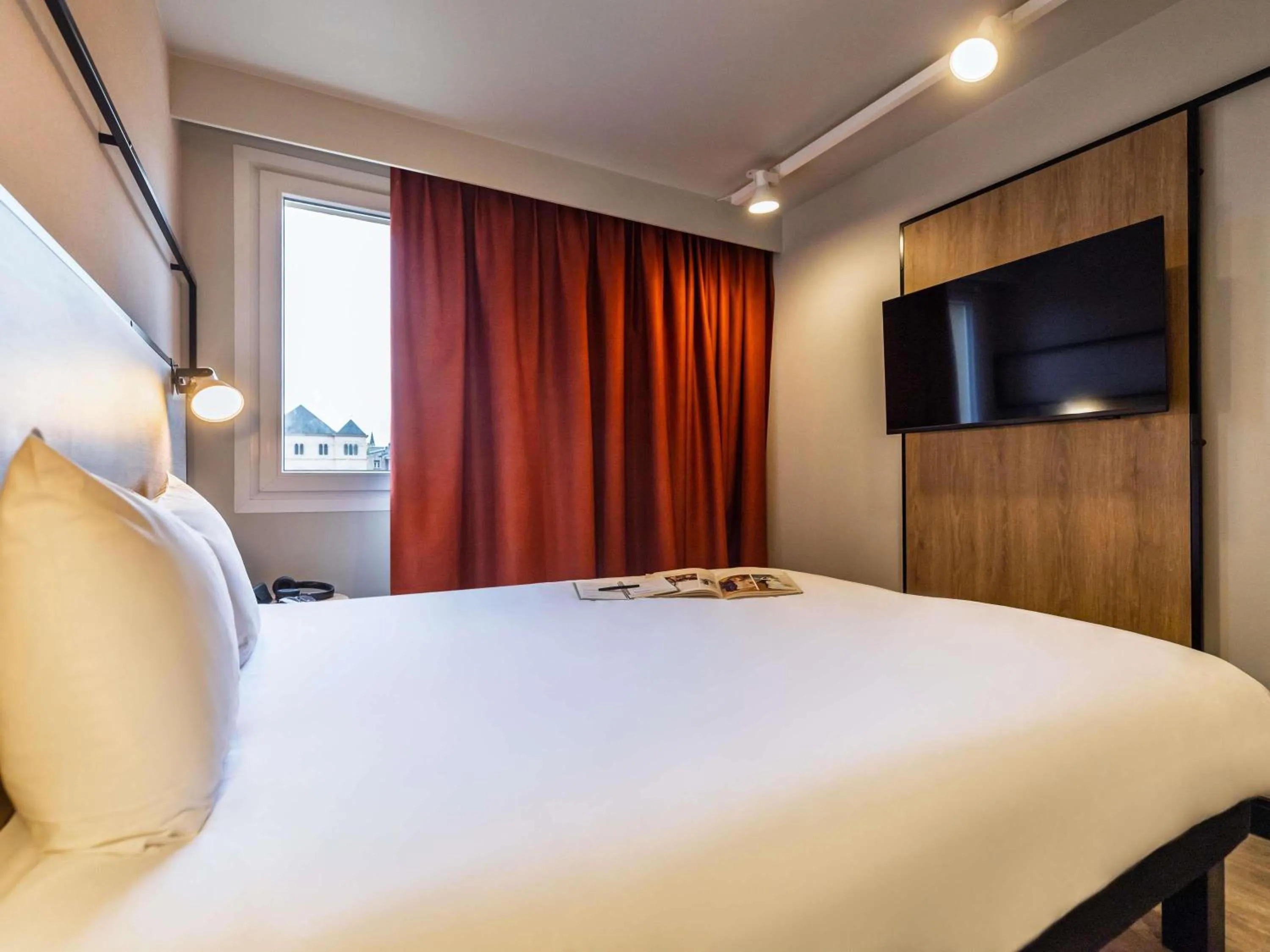 Bedroom, Bed in ibis Metz Centre Cathedrale