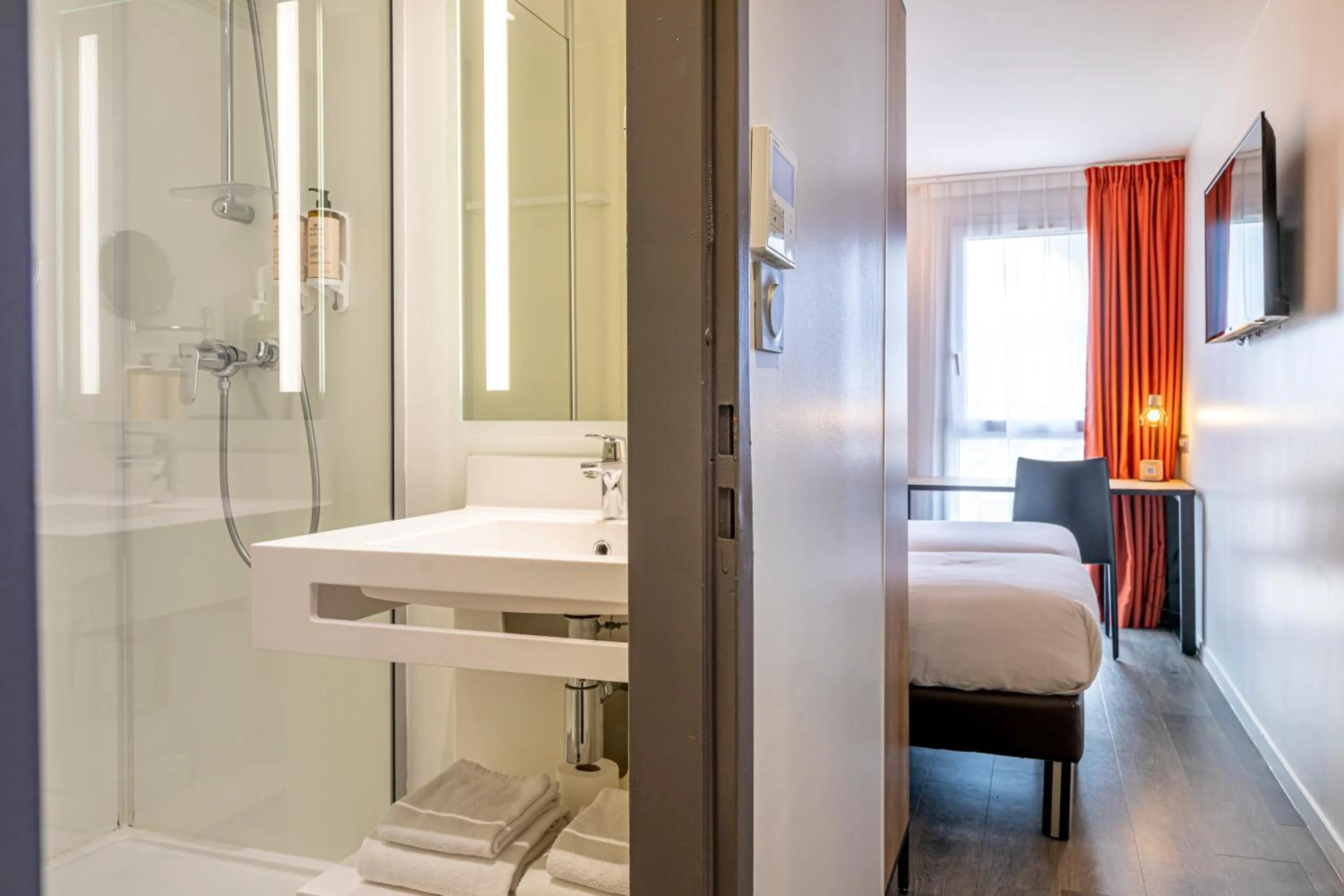 Bathroom, Bed in Mercure Paris Malakoff Parc des Expositions