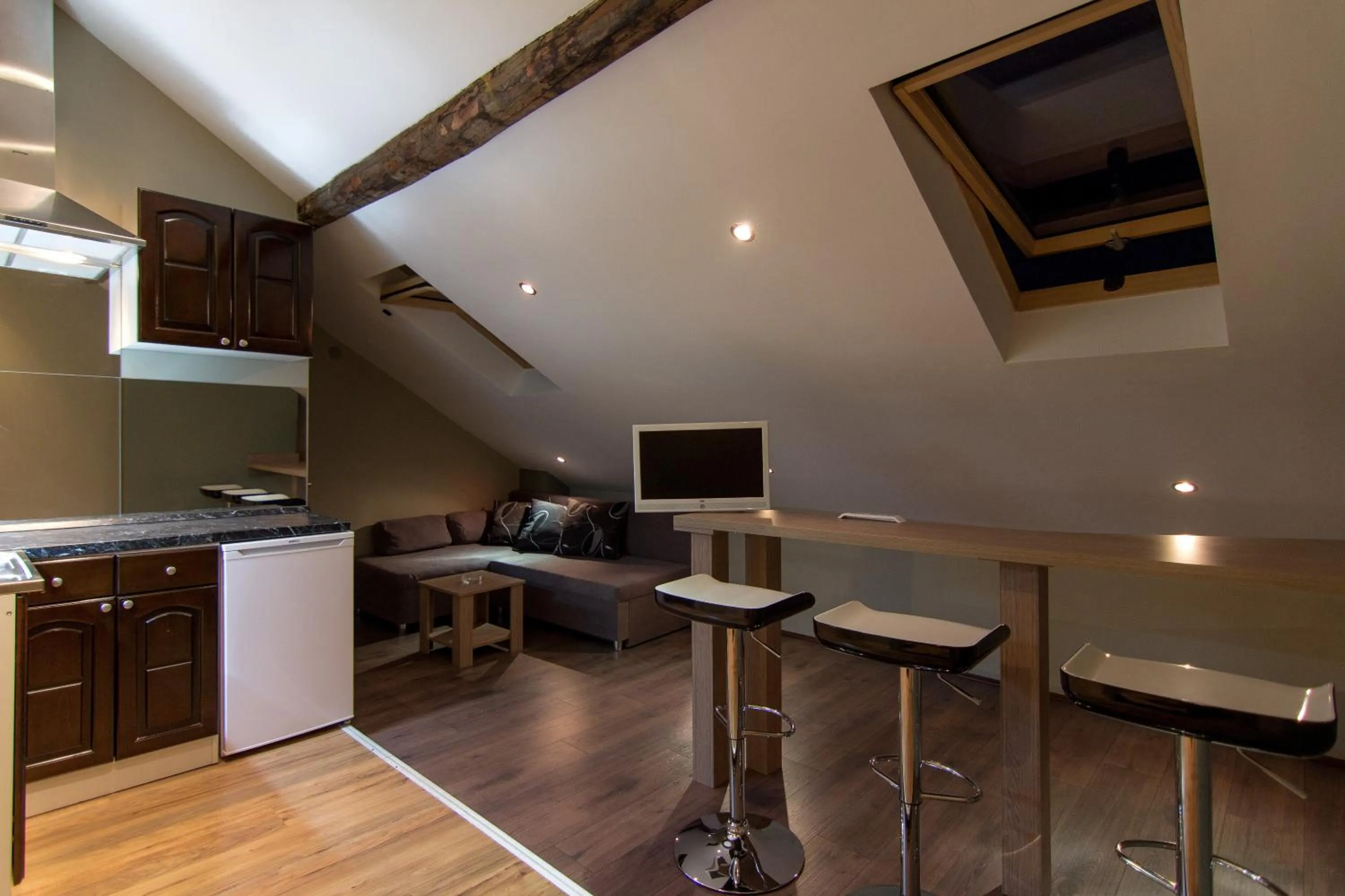 Kitchen or kitchenette in Central Park Apartments