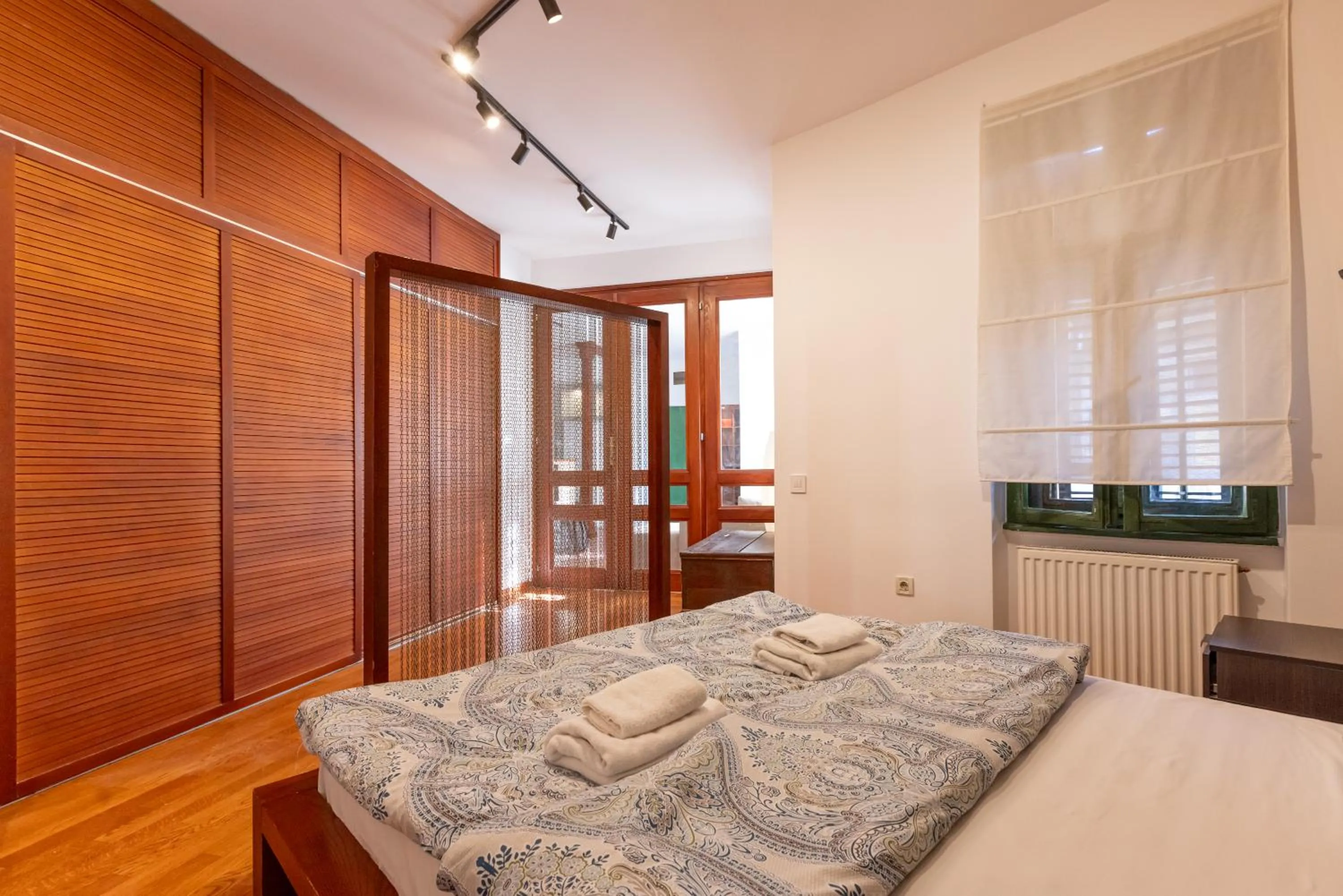 Bedroom, Bed in Central Park Apartments