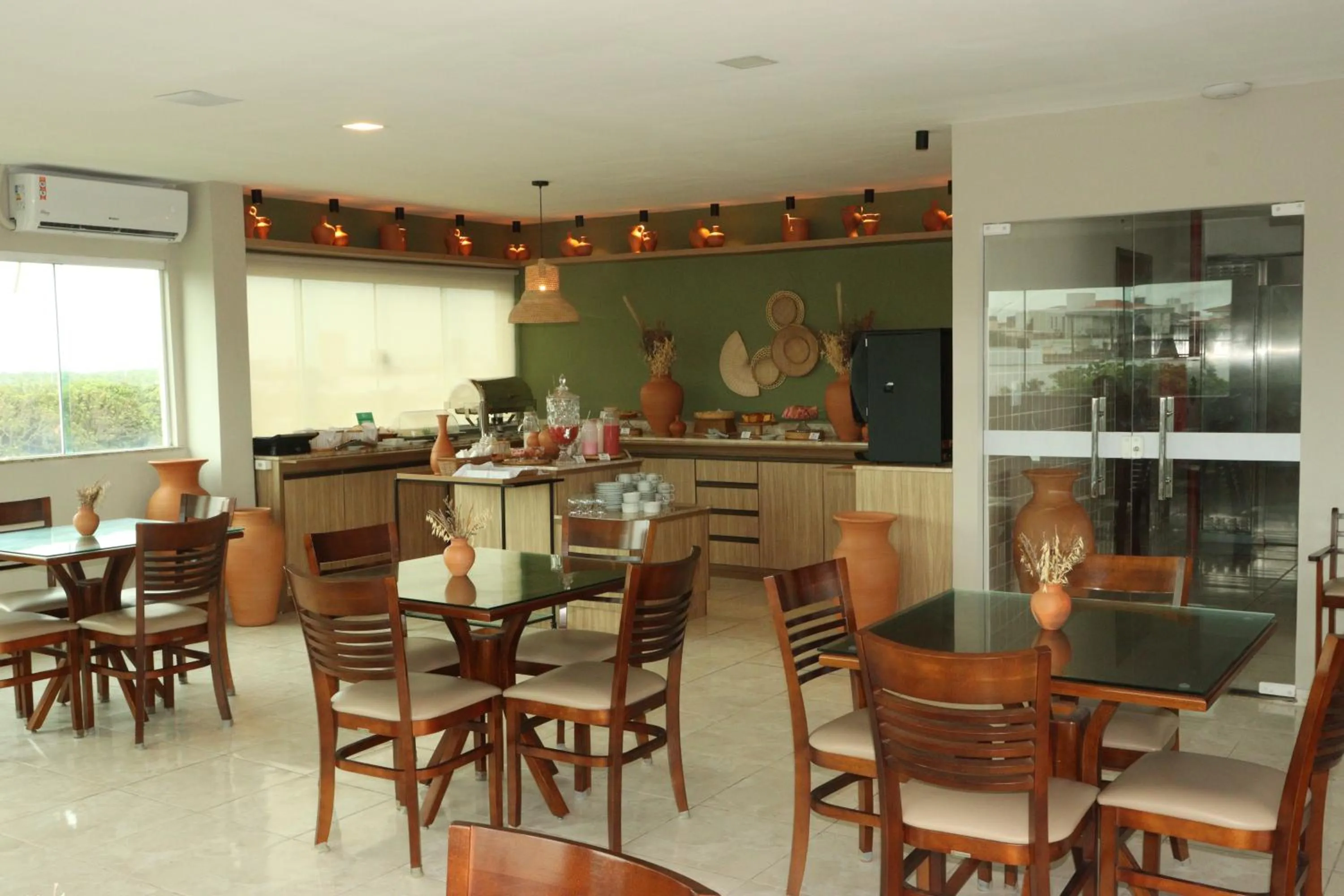 Restaurant/places to eat in Belaris Hotel