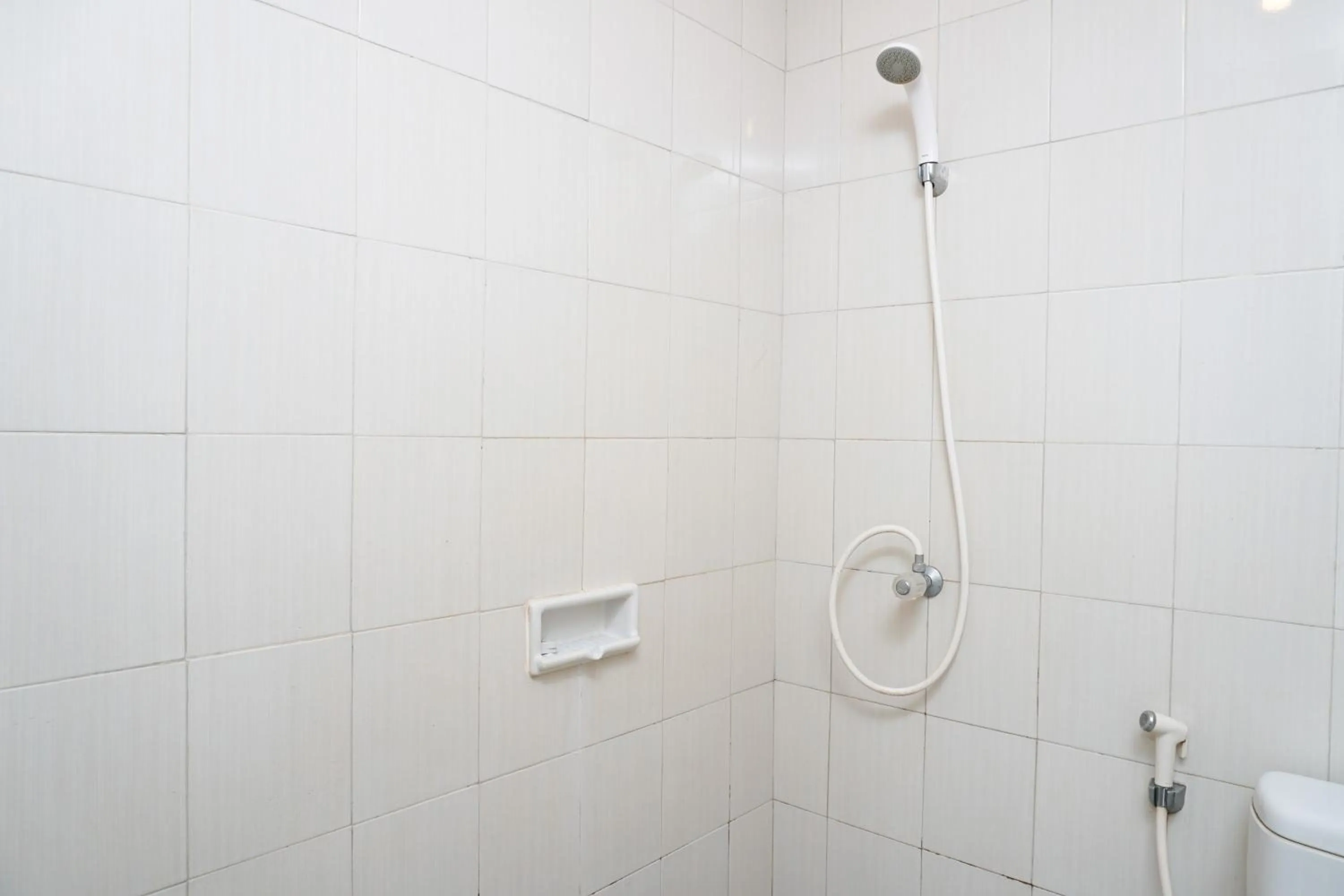 Bathroom in City View Studio Apartment at Signature Park Grande By Travelio