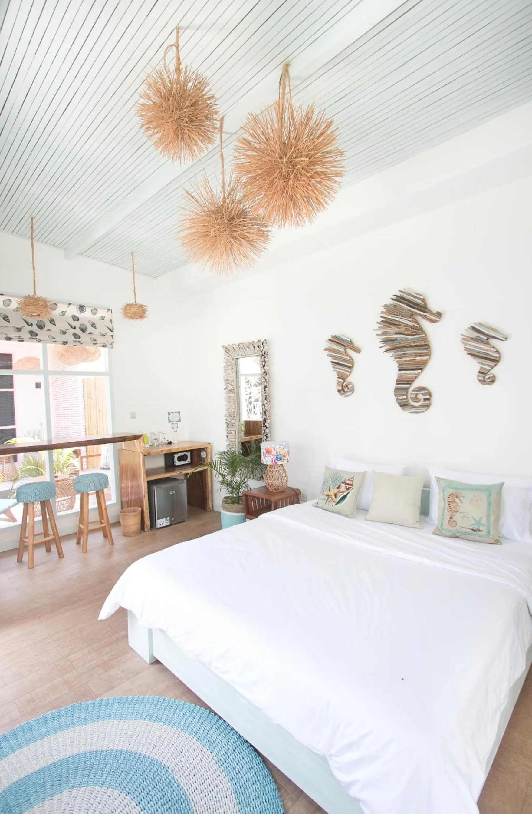 Photo of the whole room, Bed in Flamingo