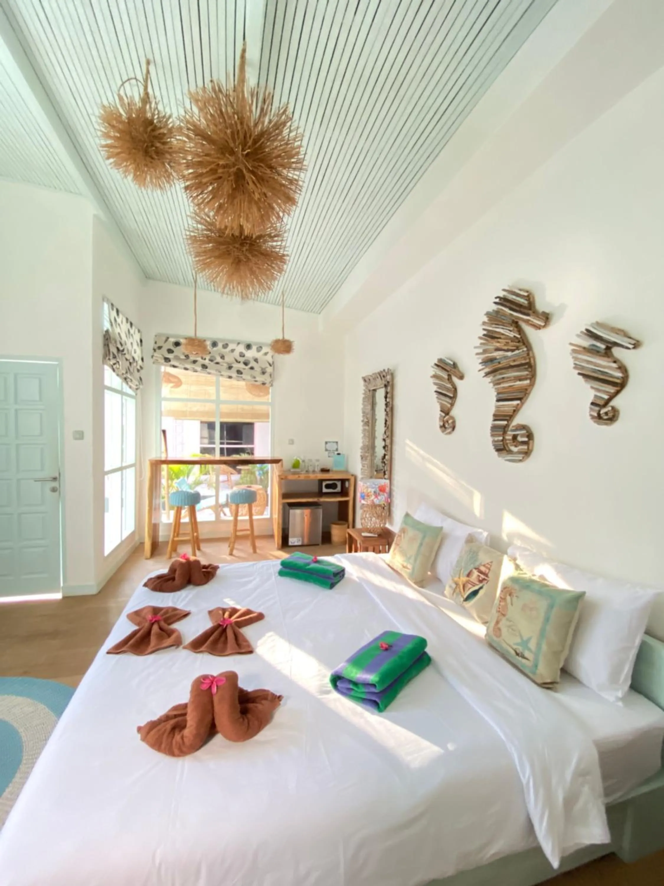 Photo of the whole room, Bed in Flamingo