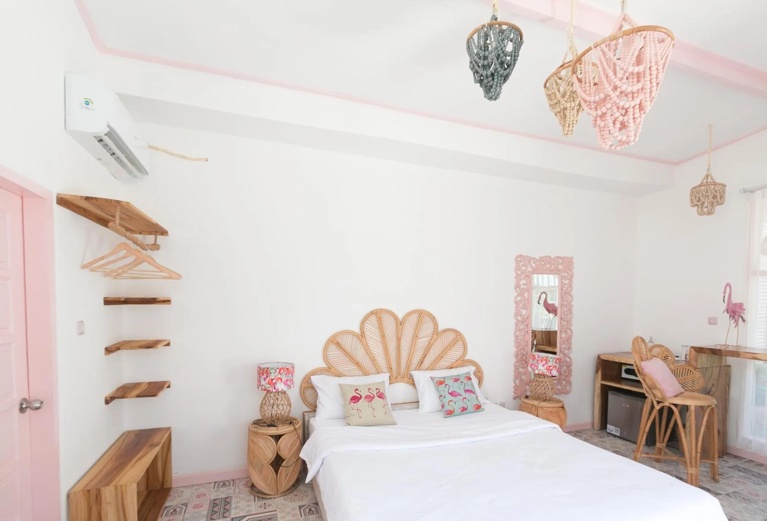 Photo of the whole room, Bed in Flamingo