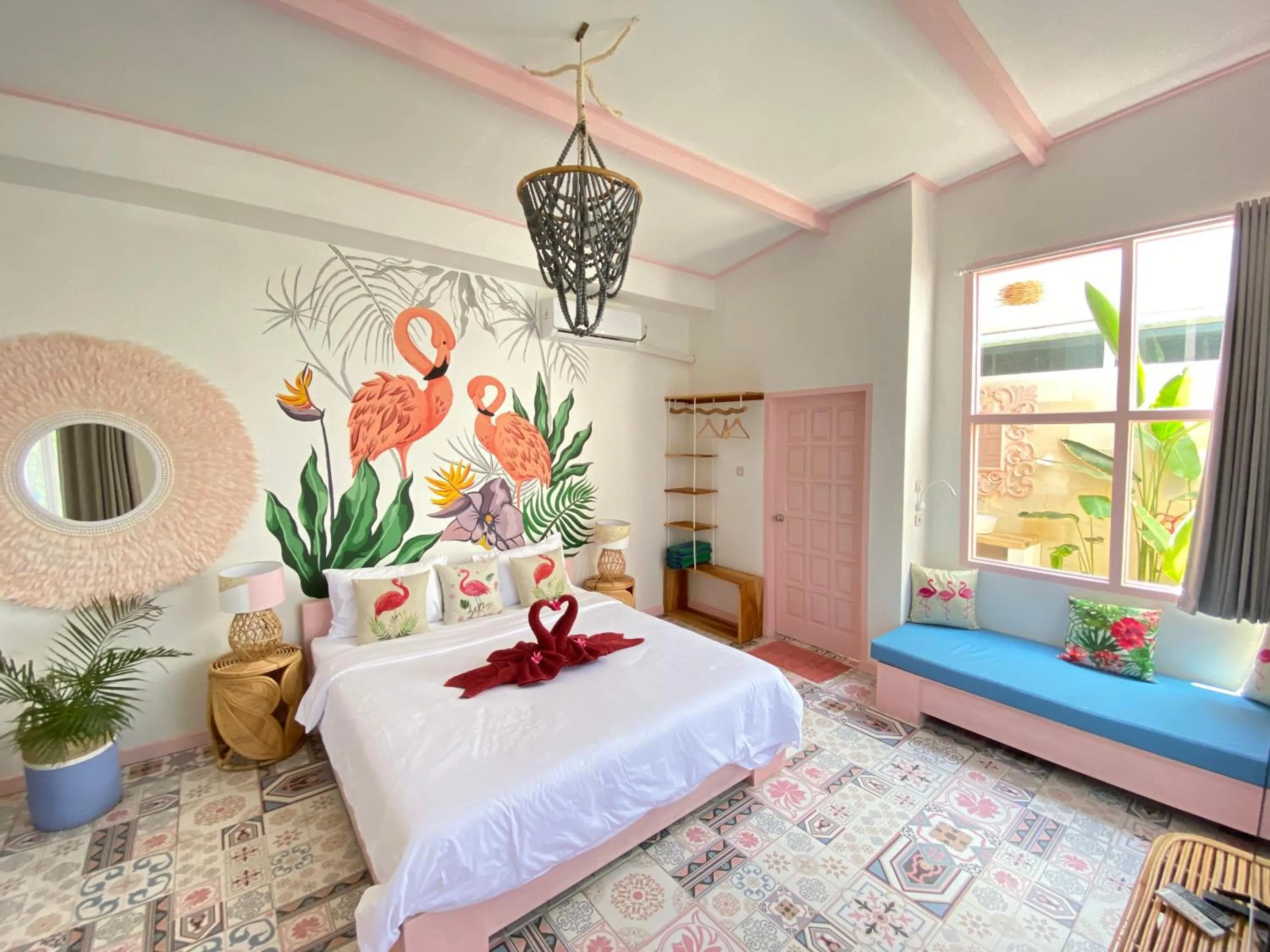 Photo of the whole room, Bed in Flamingo