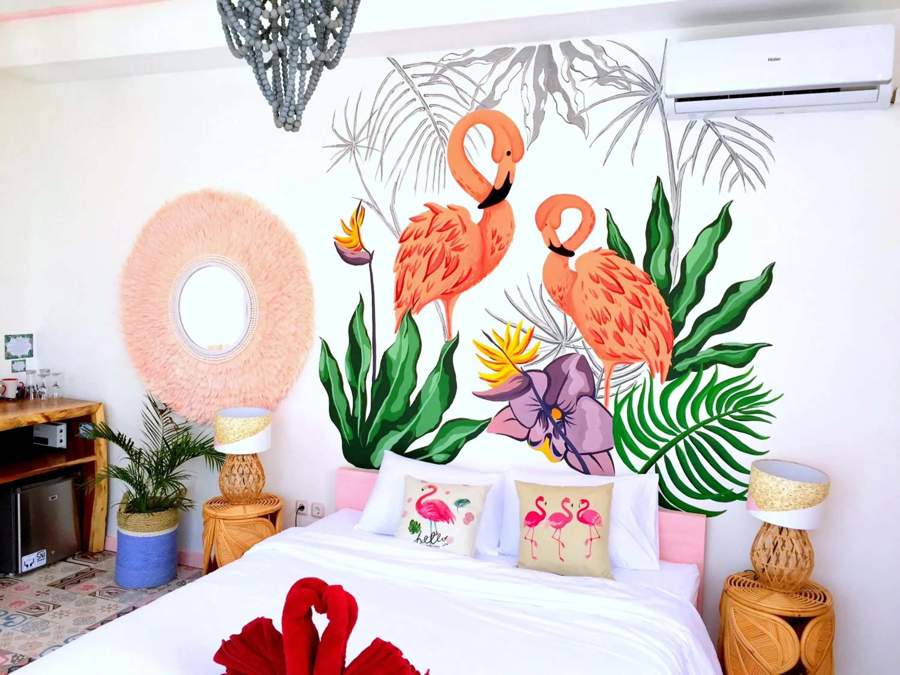 Bedroom, Bed in Flamingo