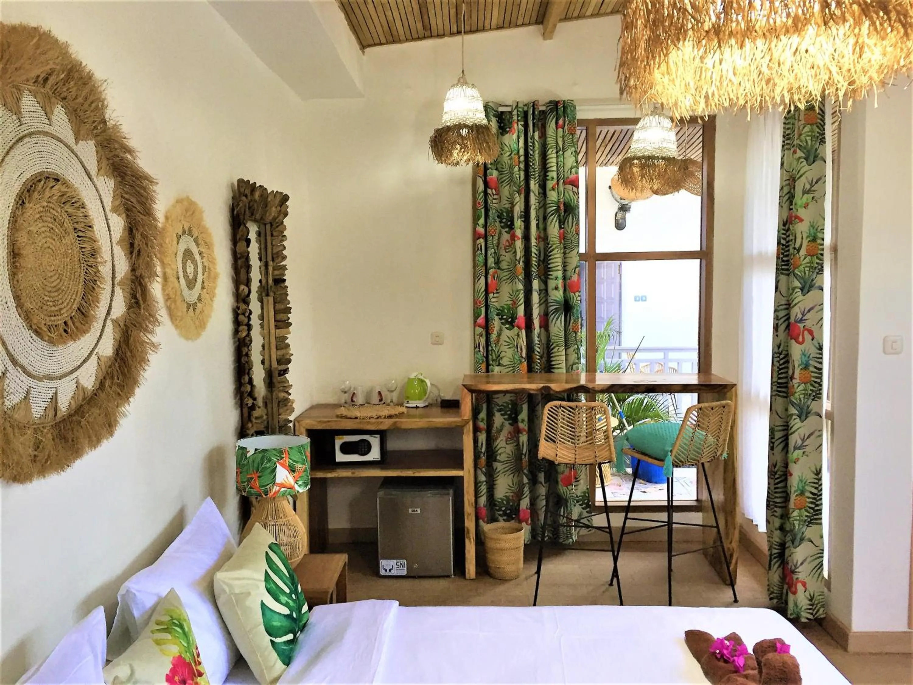 Dining area, Bed in Flamingo