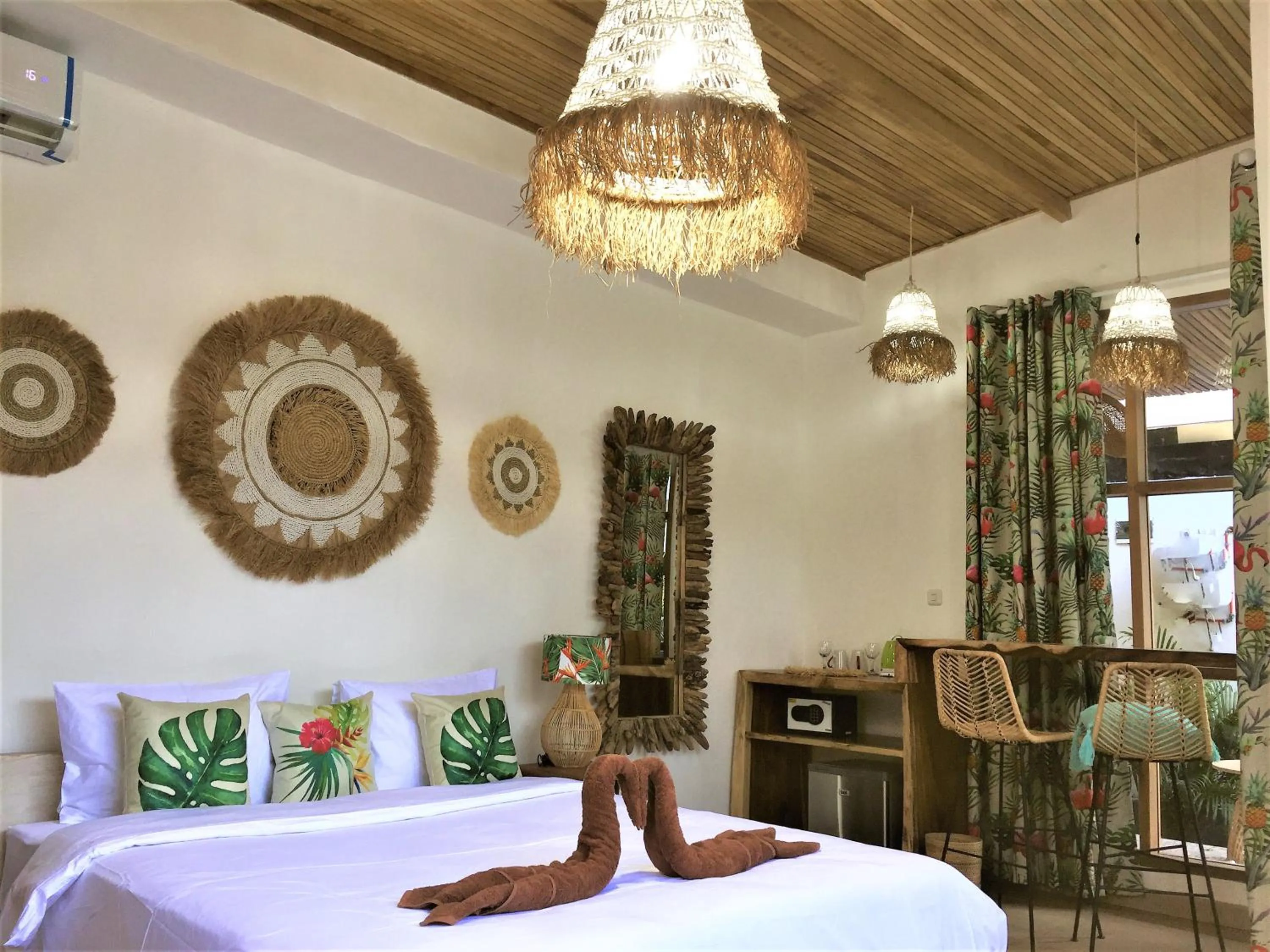 Photo of the whole room, Bed in Flamingo