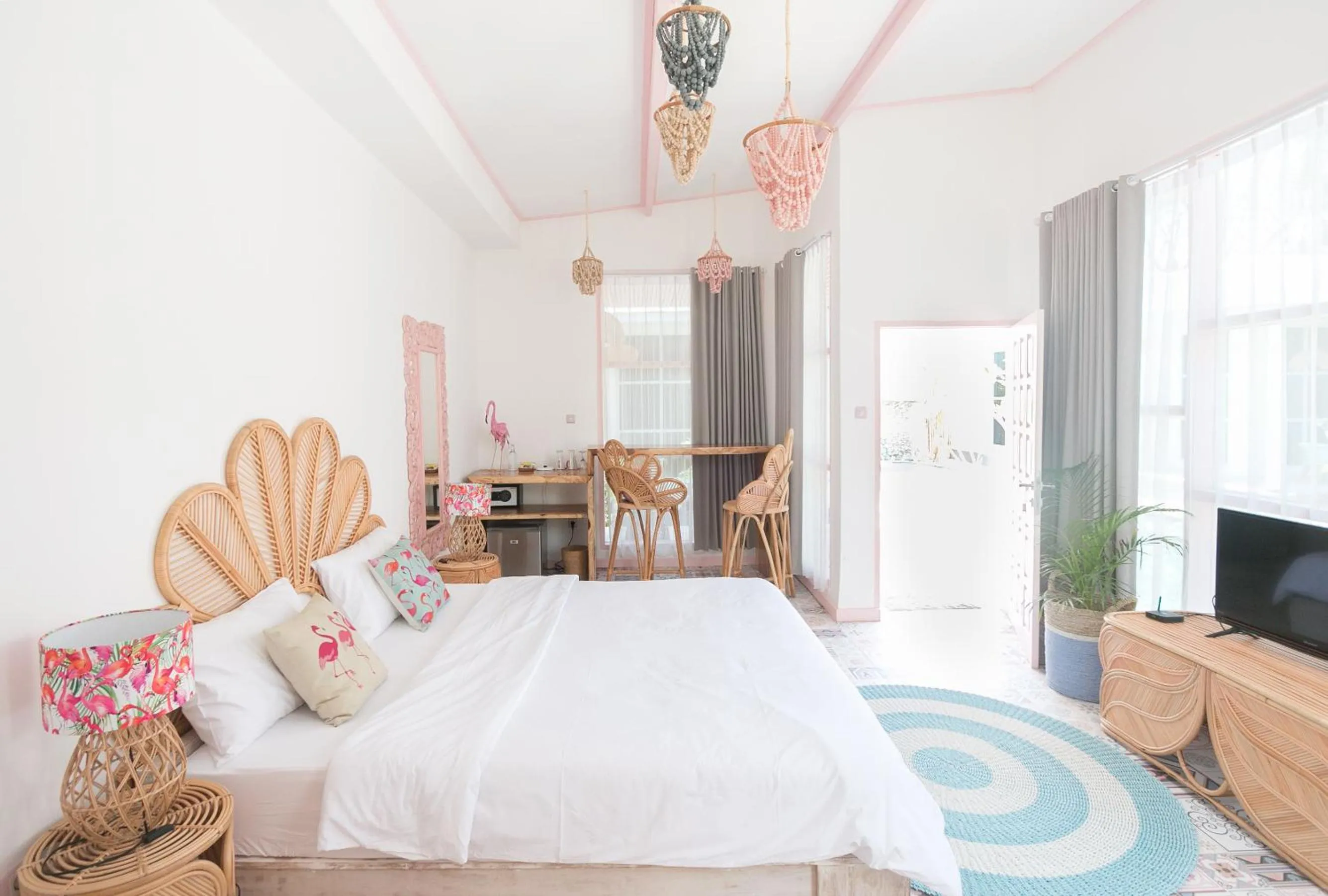 Photo of the whole room, Bed in Flamingo