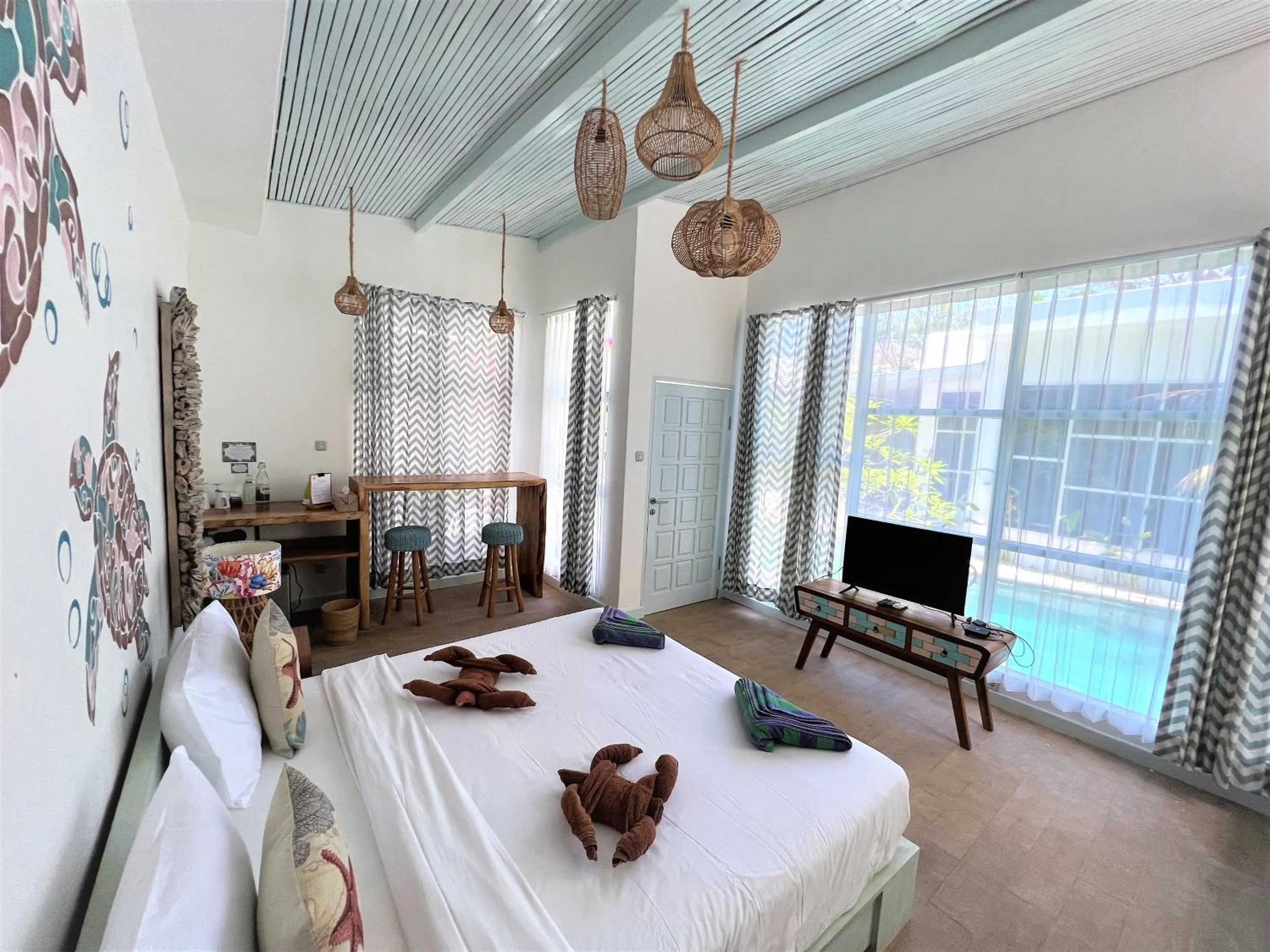 Photo of the whole room, Bed in Flamingo