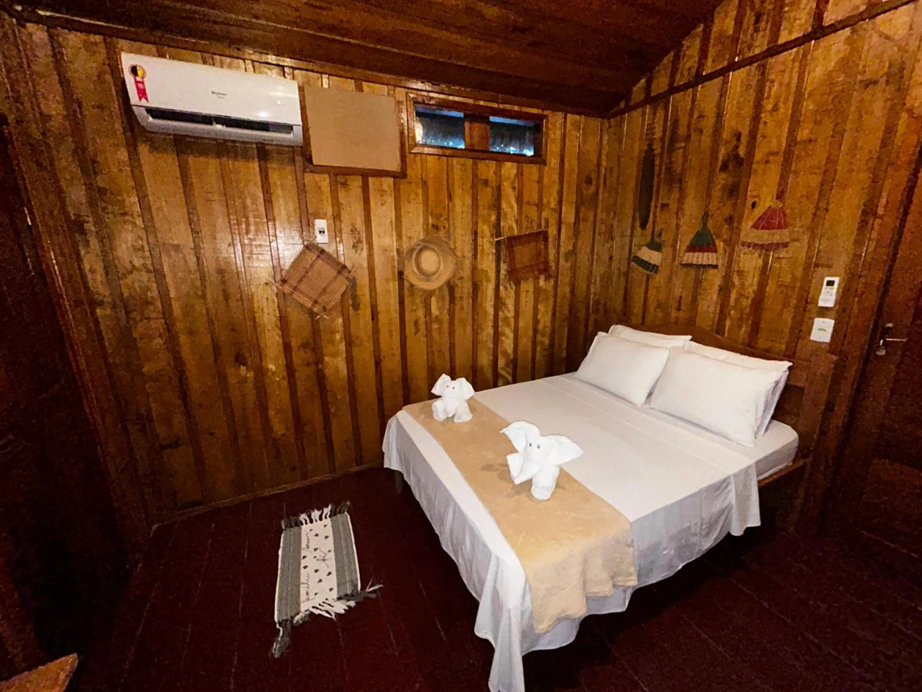 Bed in Vista do Lago Jungle Lodge