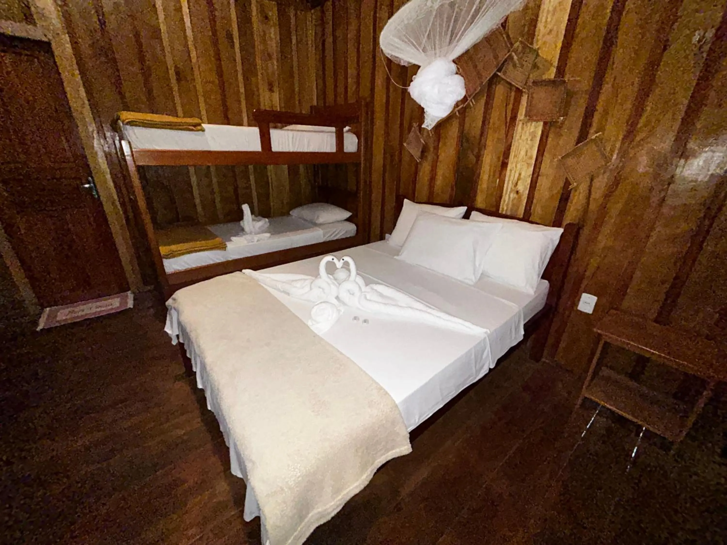 Bed in Vista do Lago Jungle Lodge