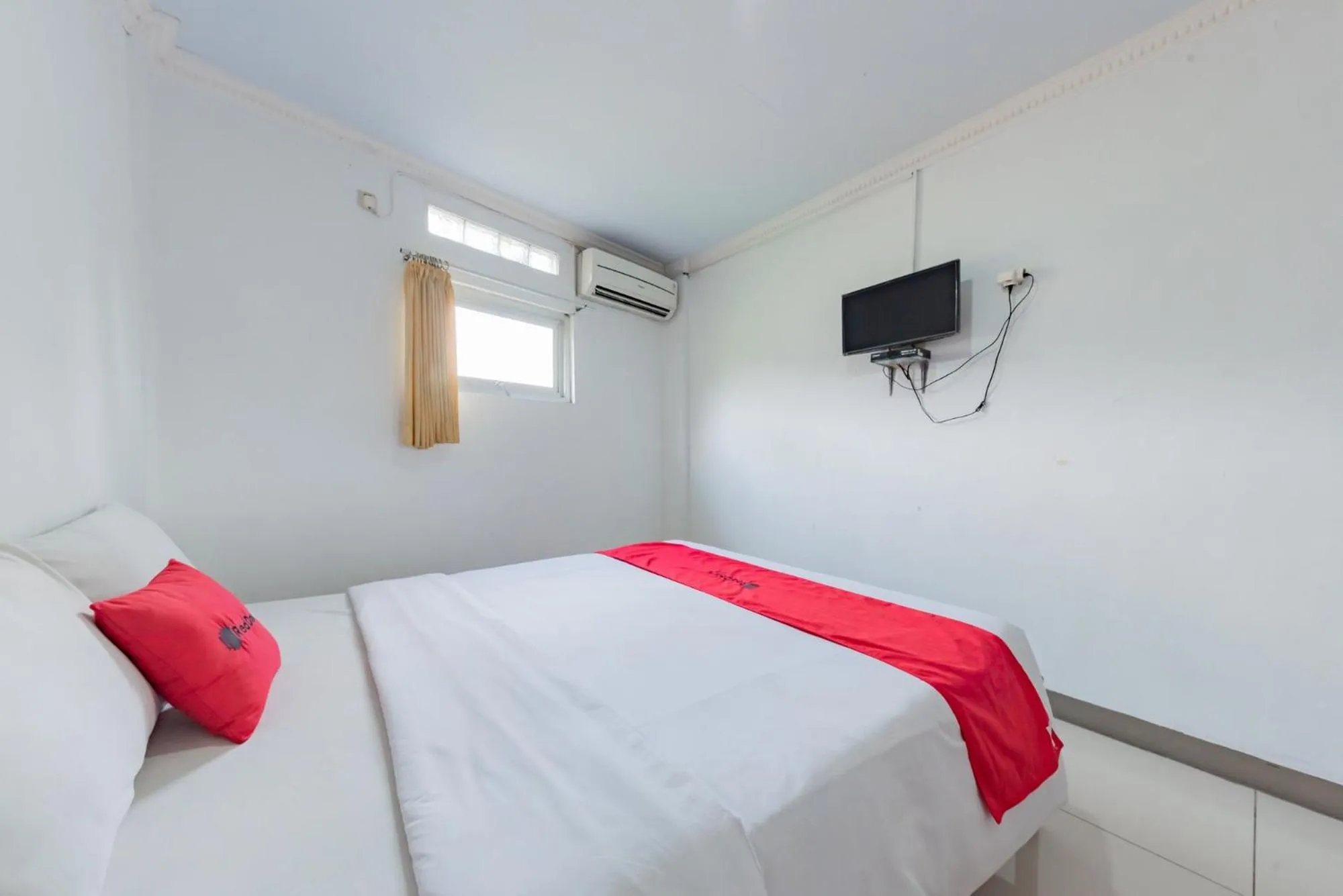 Bed in RedDoorz Syariah at Pantai Pelabuhan Ratu