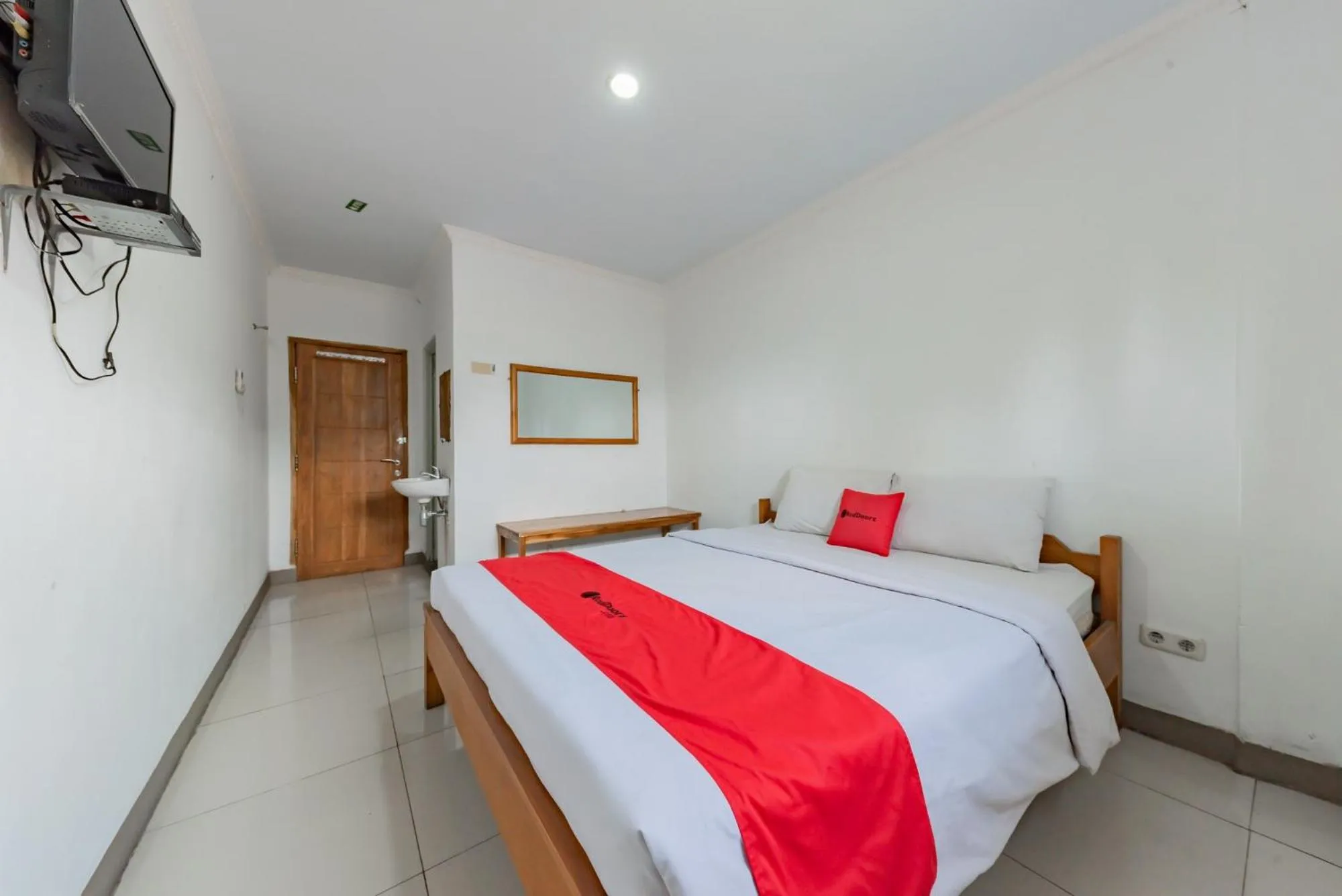 Bed in RedDoorz Syariah at Pantai Pelabuhan Ratu