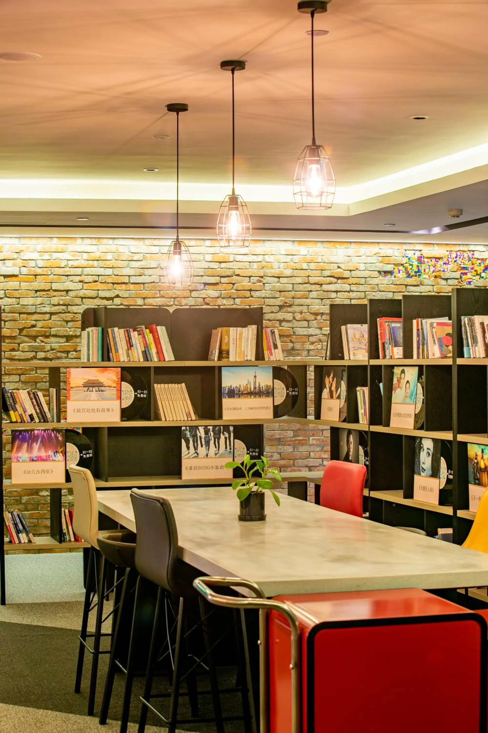 Library in Jinmao Hotel Xi'an Downtown