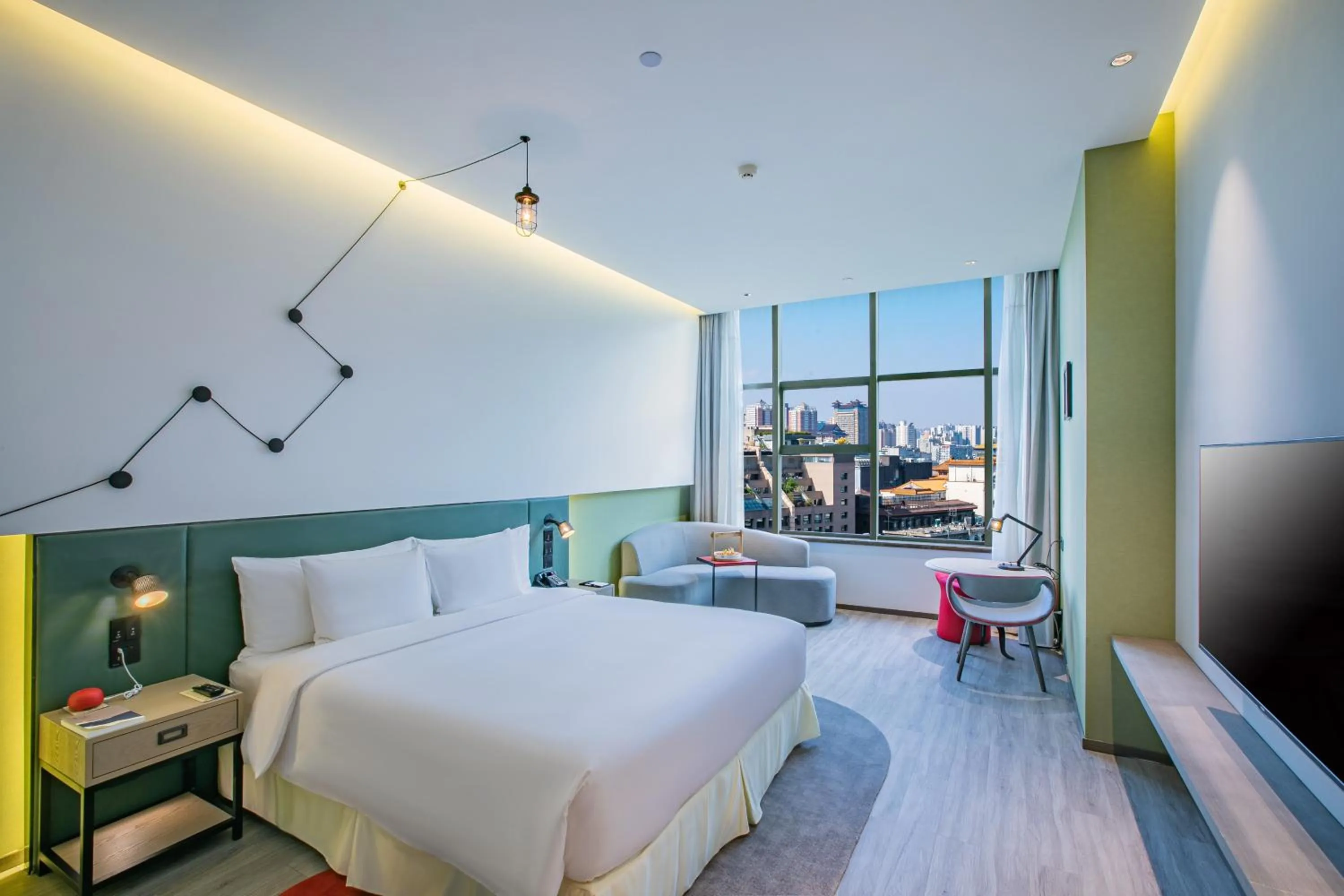 Photo of the whole room, Bed in Jinmao Hotel Xi'an Downtown