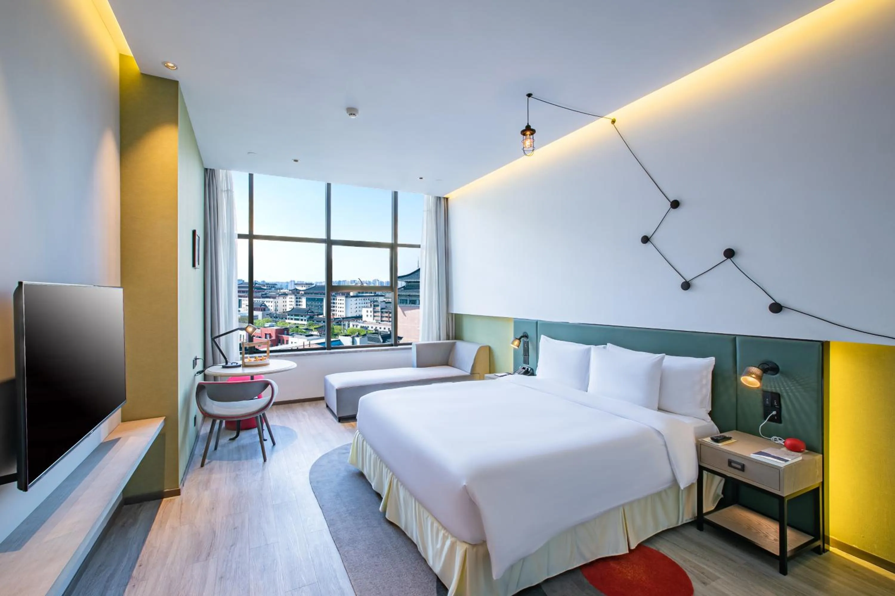 Photo of the whole room, Bed in Jinmao Hotel Xi'an Downtown