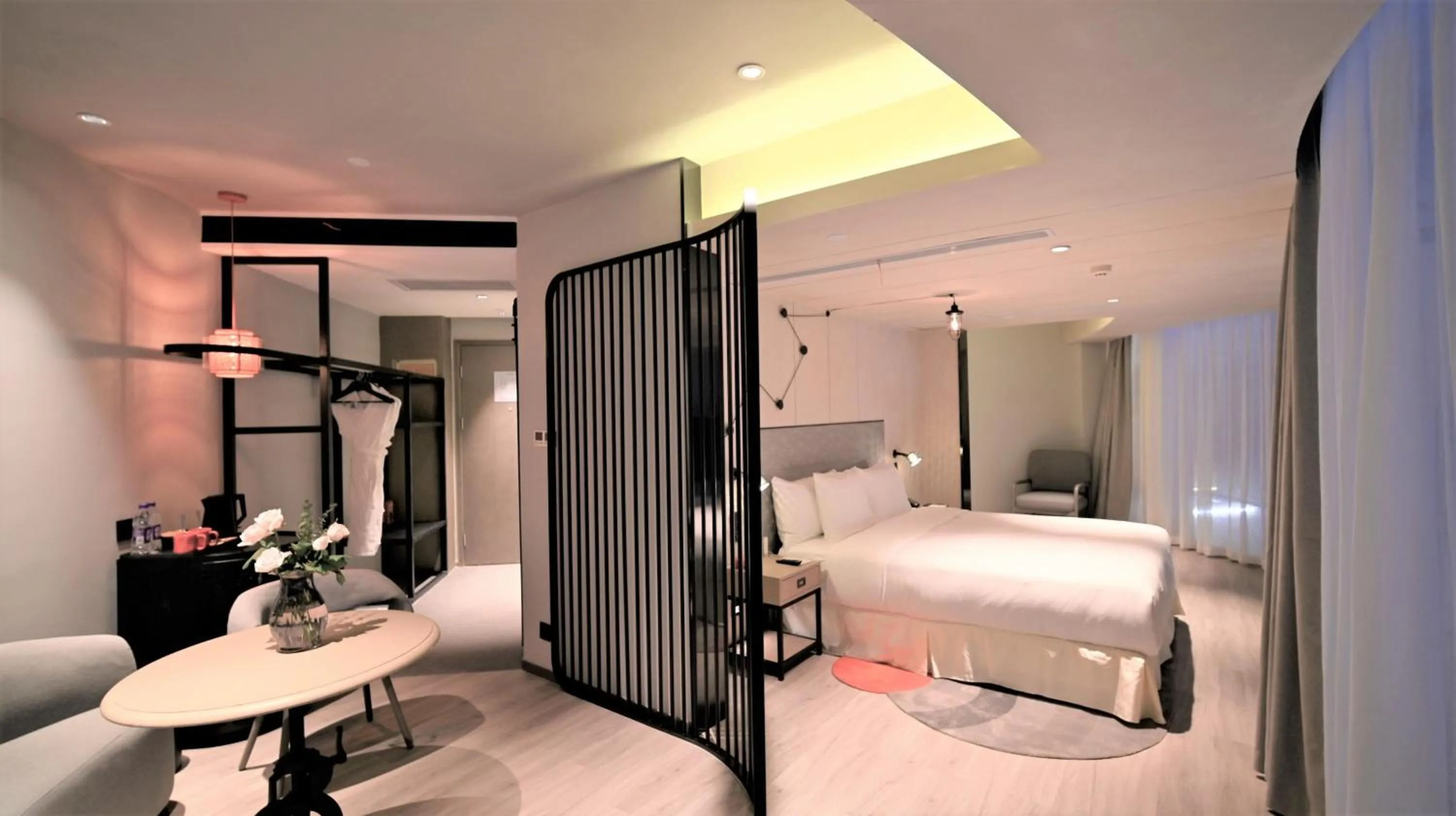 Living room, Bed in Jinmao Hotel Xi'an Downtown