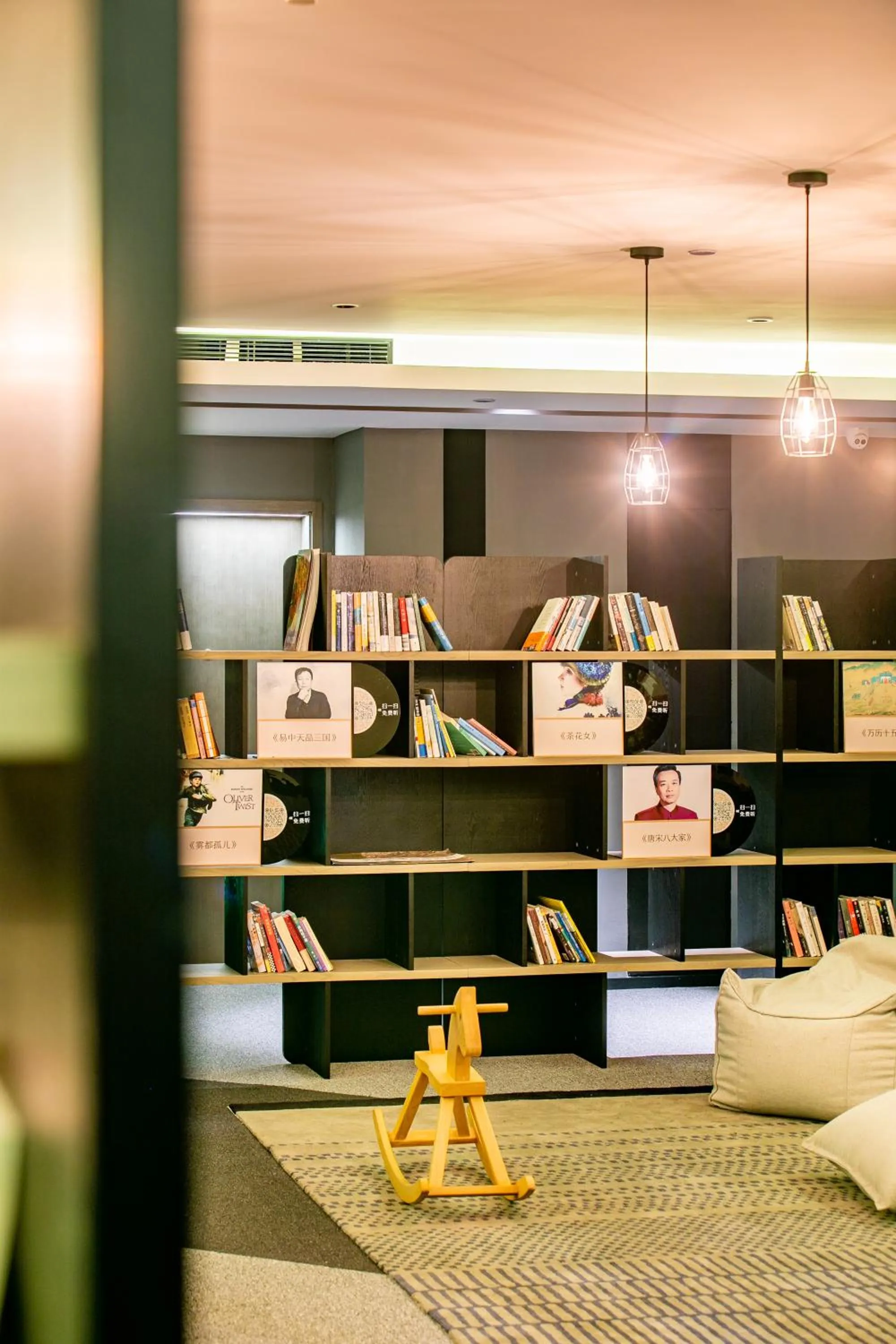 Library, Bed in Jinmao Hotel Xi'an Downtown
