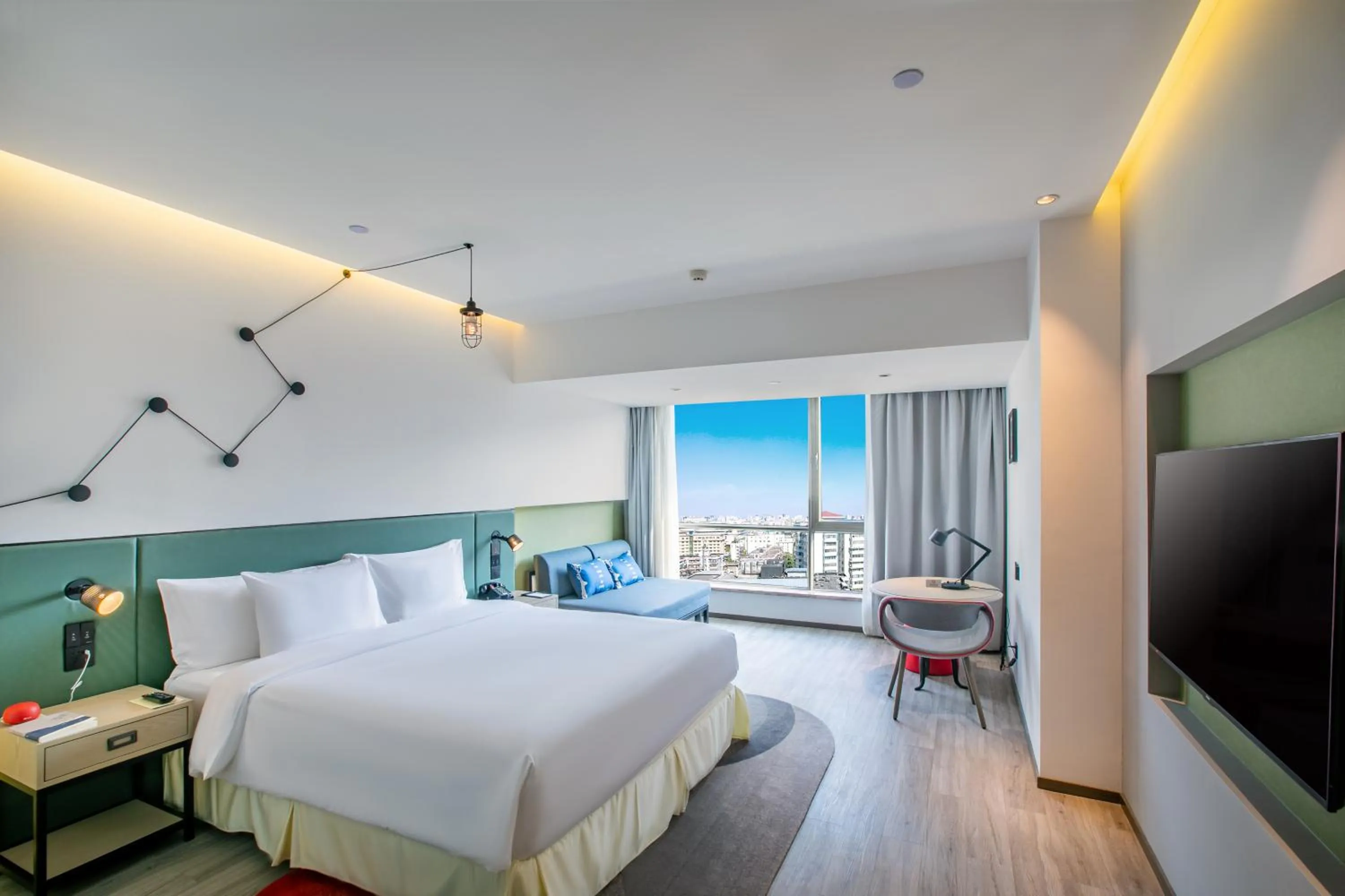 Photo of the whole room, Bed in Jinmao Hotel Xi'an Downtown