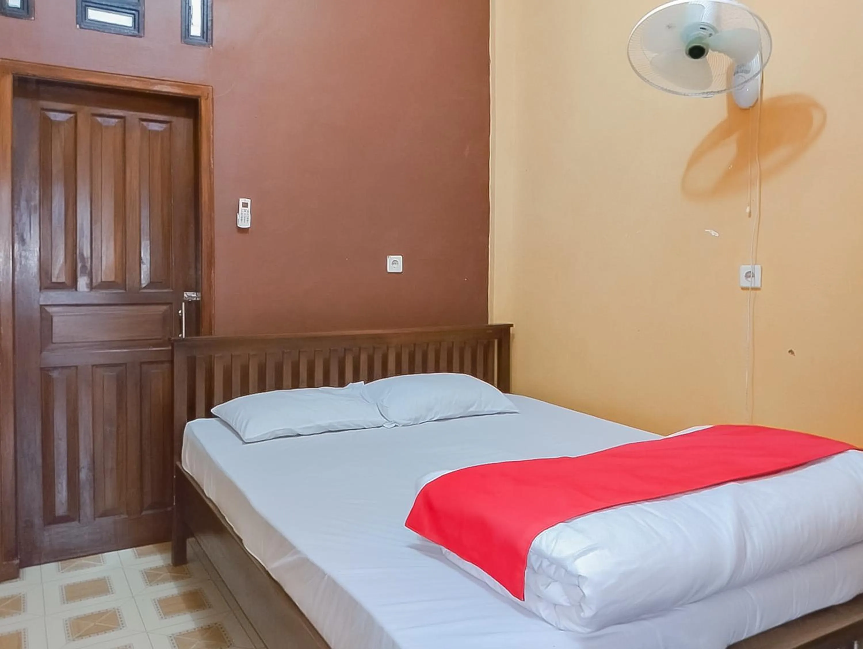 Bedroom, Bed in RedDoorz at Rita Guesthouse Pangandaran
