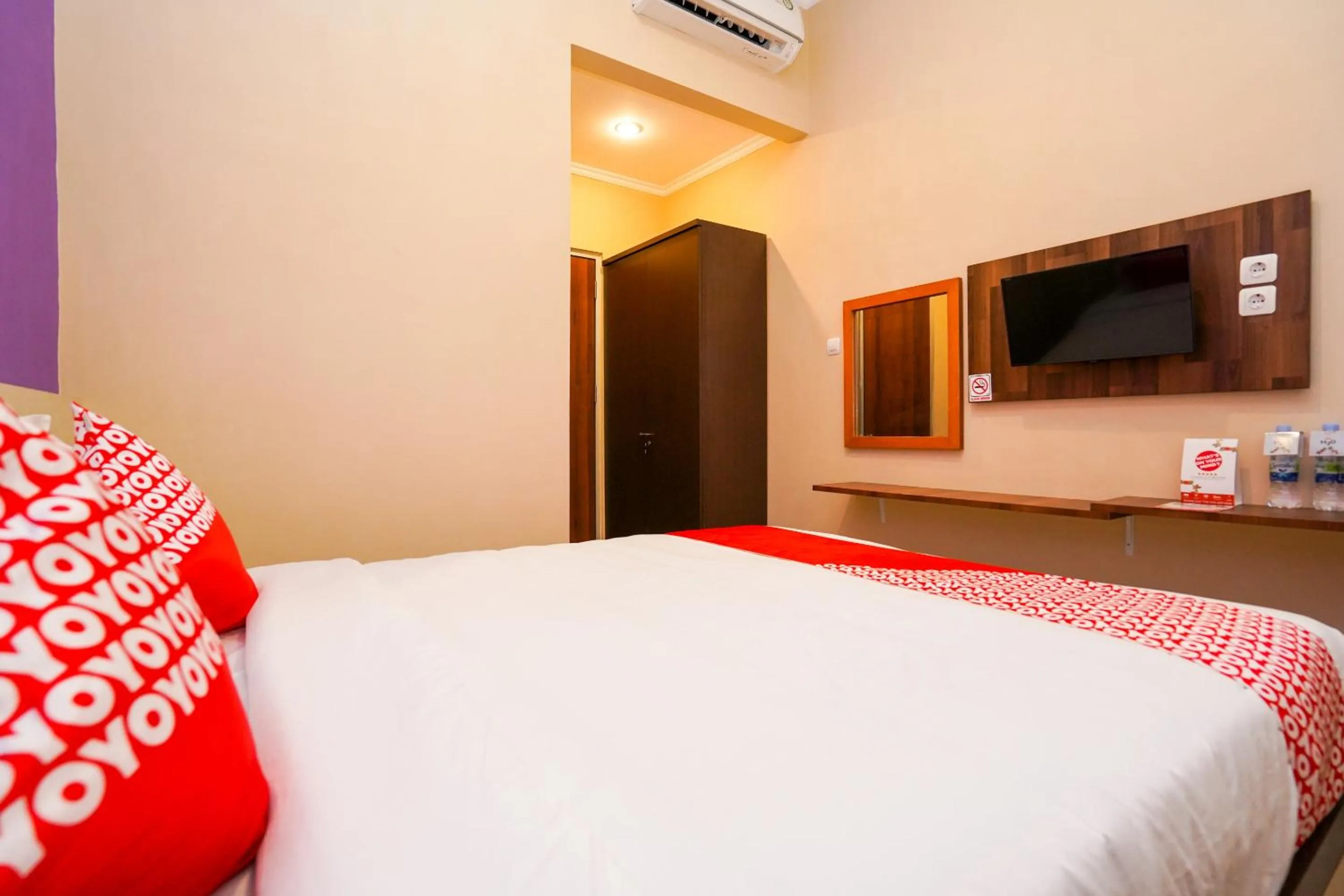 Bedroom, Bed in Hotel O Surabaya near Surabaya Town Square formerly Kupang Gunung Residence