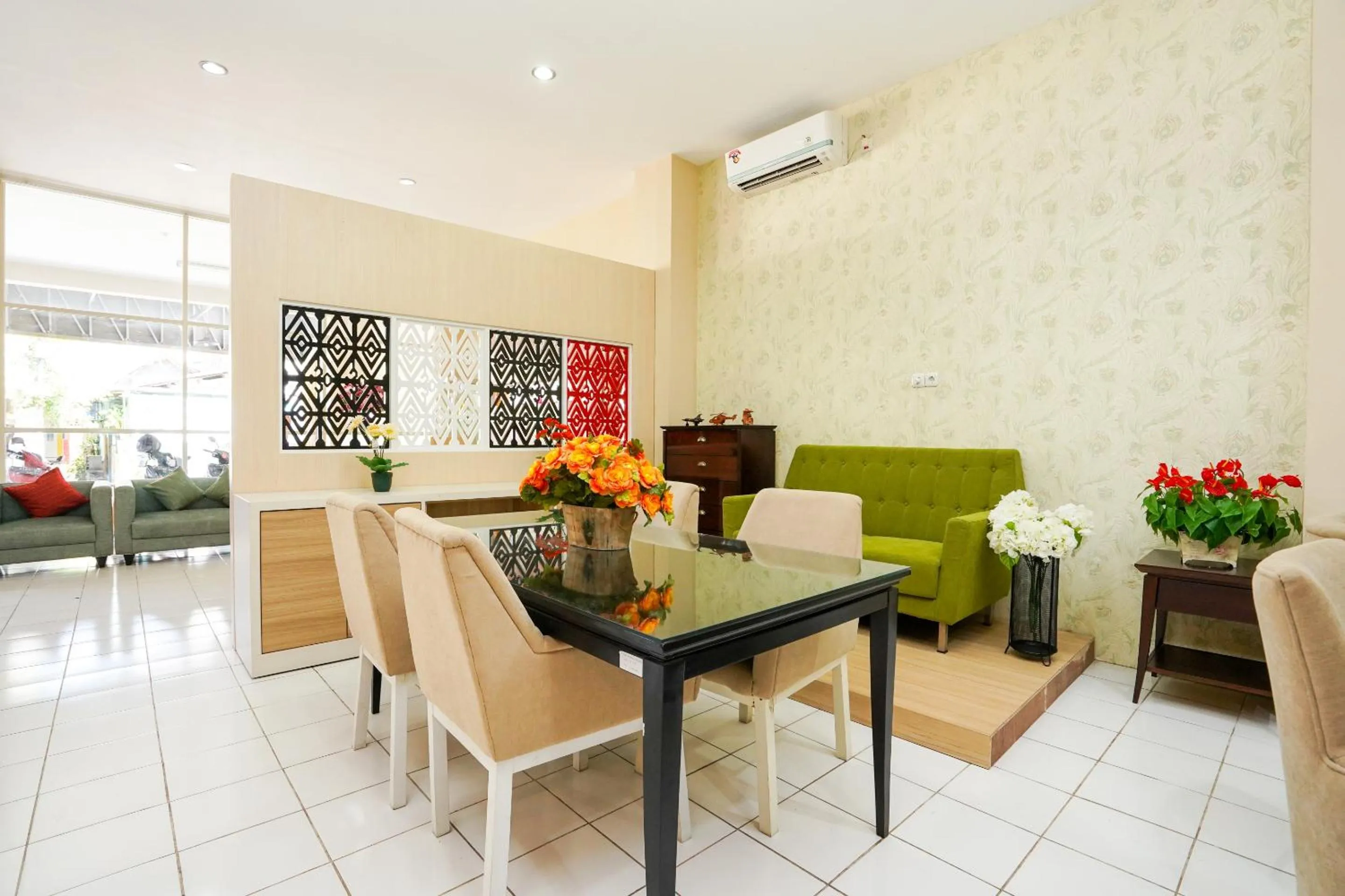 Seating area in Hotel O Surabaya near Surabaya Town Square formerly Kupang Gunung Residence