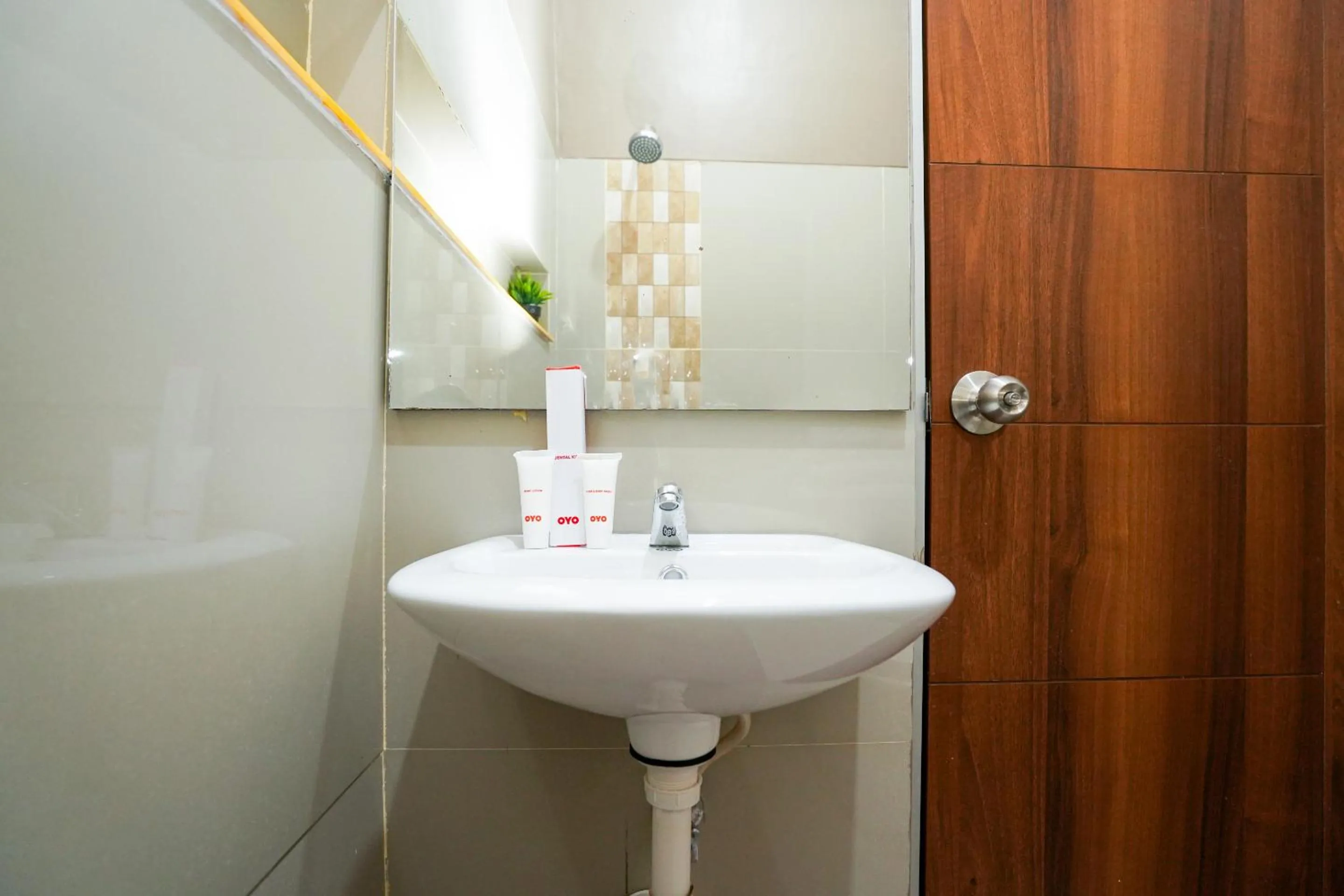 Bathroom in Hotel O Surabaya near Surabaya Town Square formerly Kupang Gunung Residence