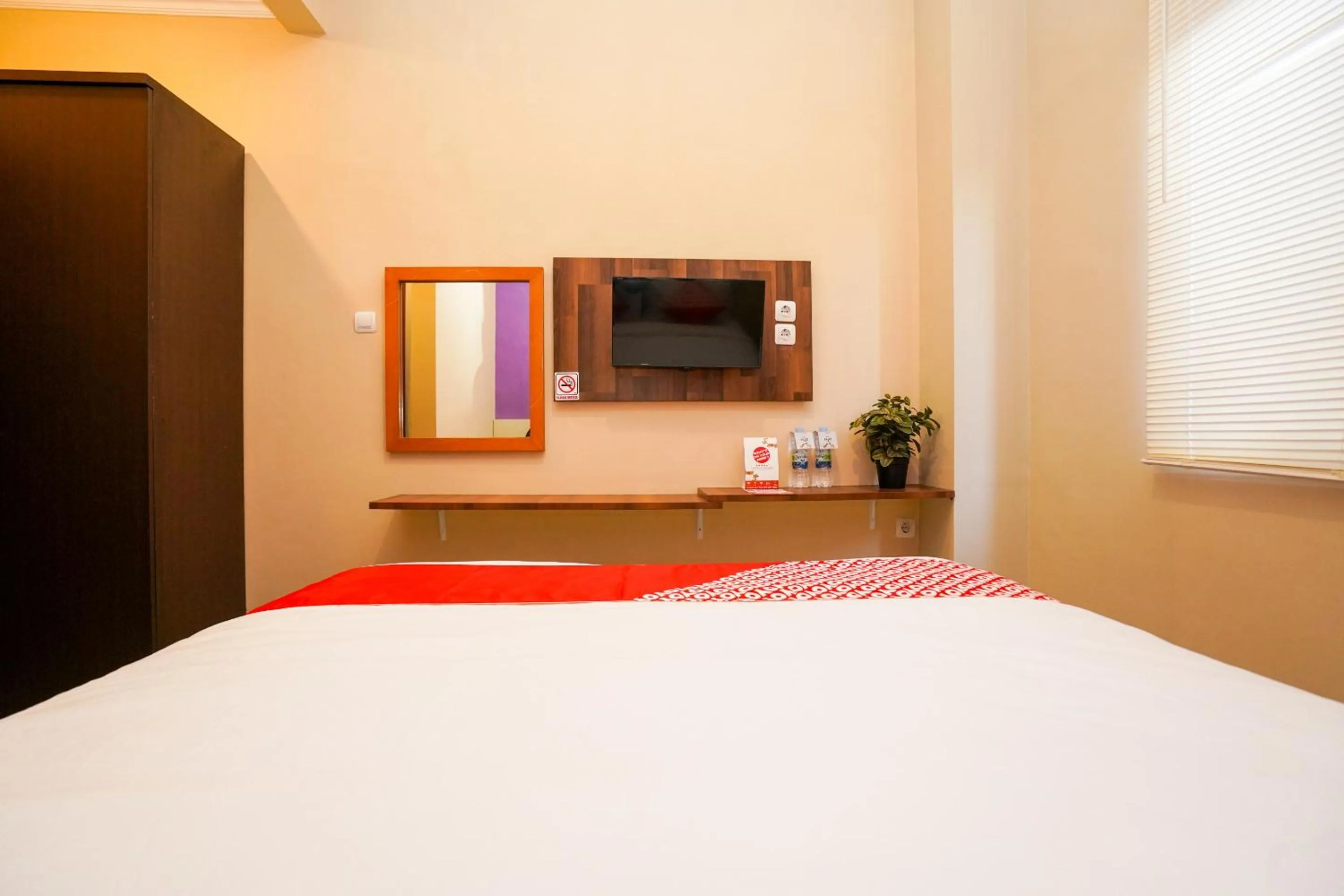 Bedroom, Bed in Hotel O Surabaya near Surabaya Town Square formerly Kupang Gunung Residence