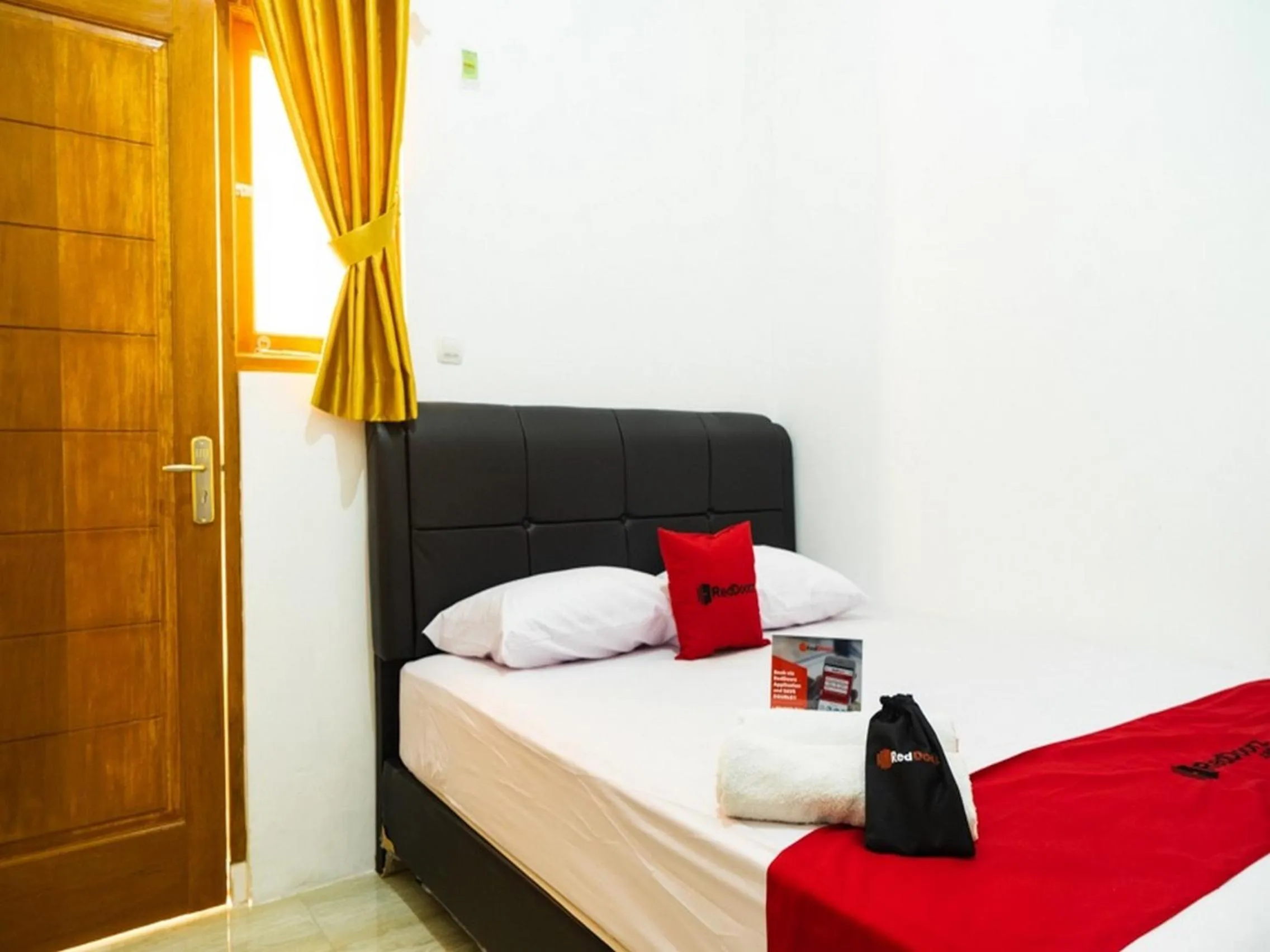 Bedroom, Bed in RedDoorz near Cipinang Indah Mall