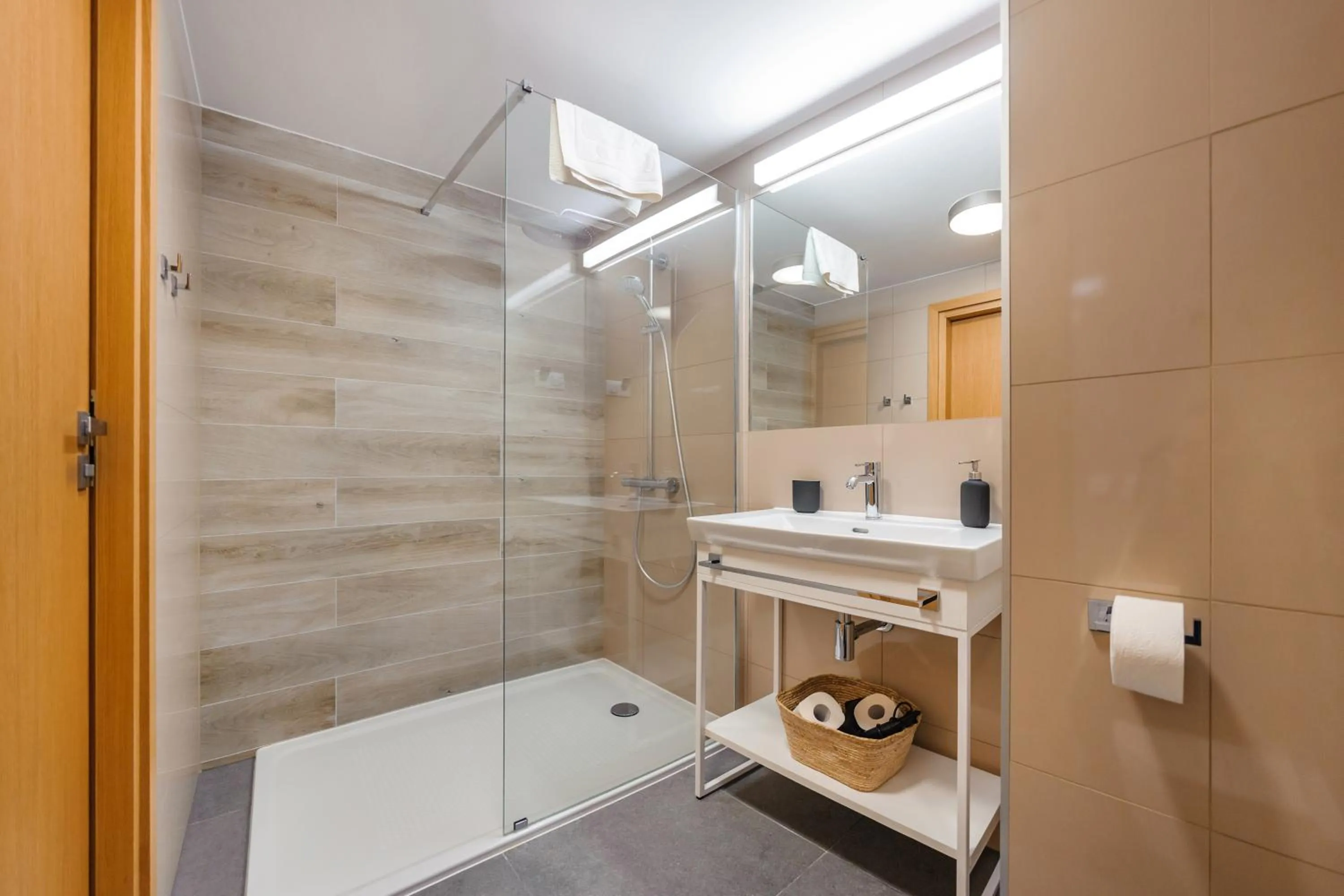 Shower in Seaside Kołobrzeg, Sun & Snow