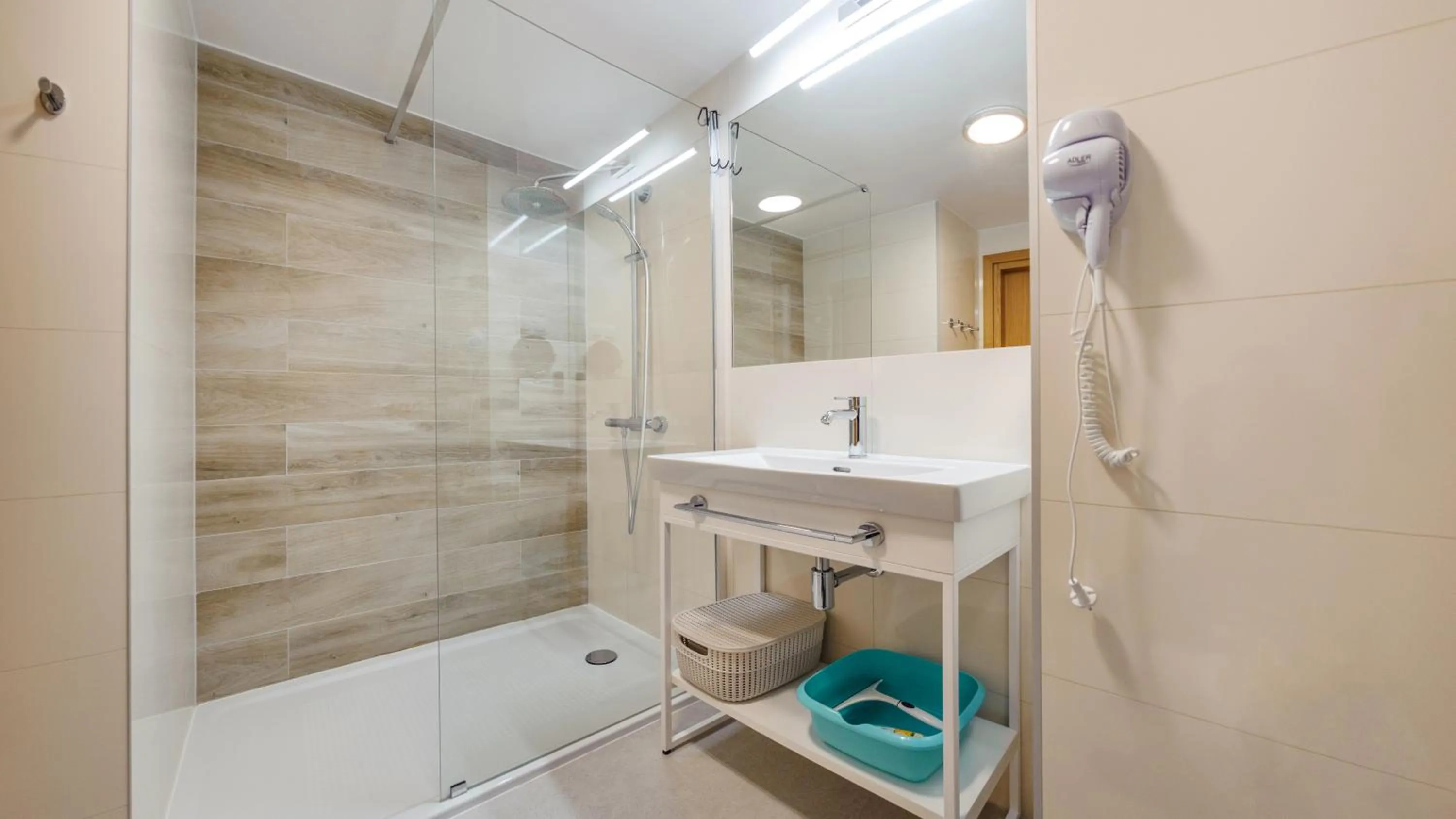 Shower in Seaside Kołobrzeg, Sun & Snow