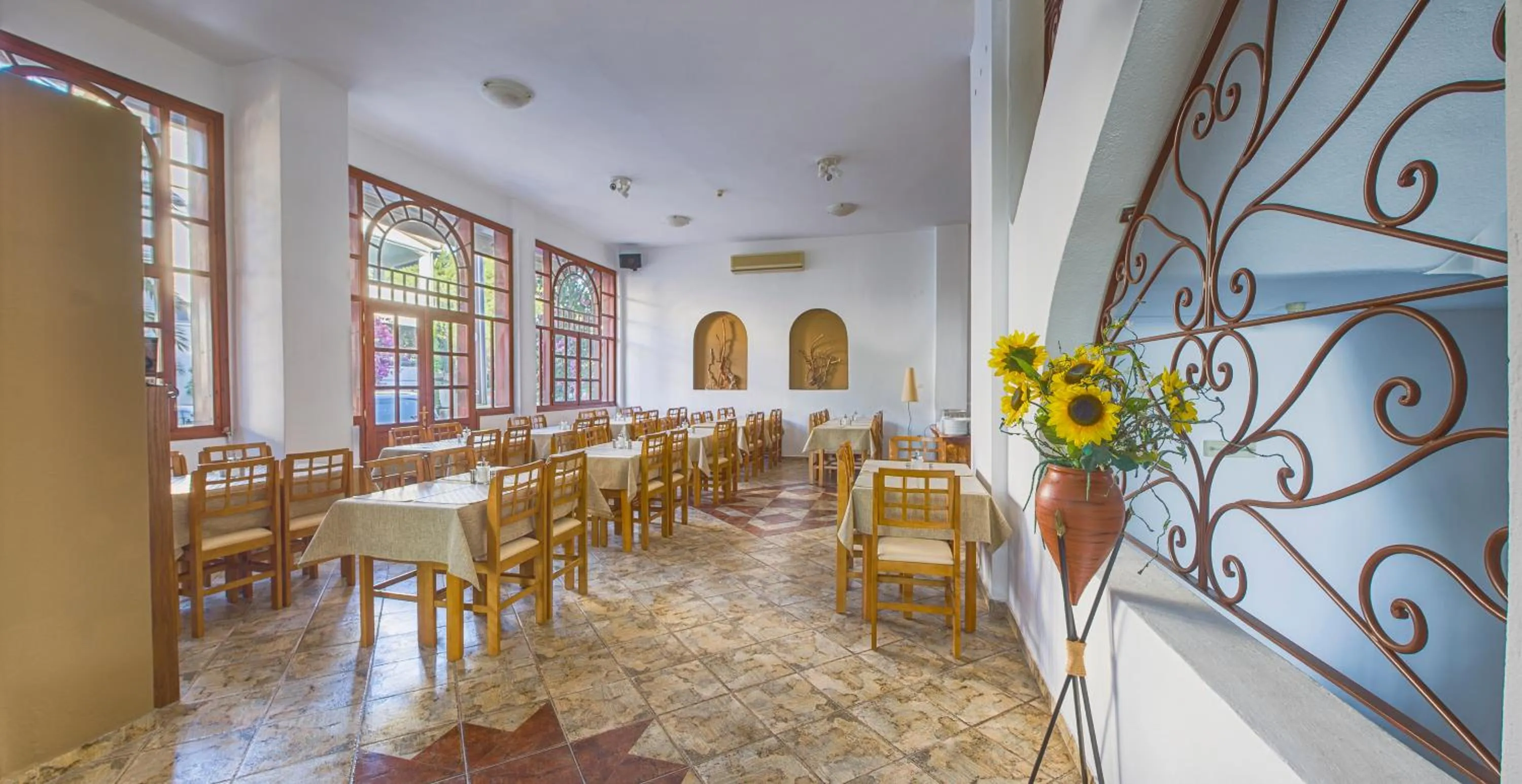Dining area in Hotel Pilalidis