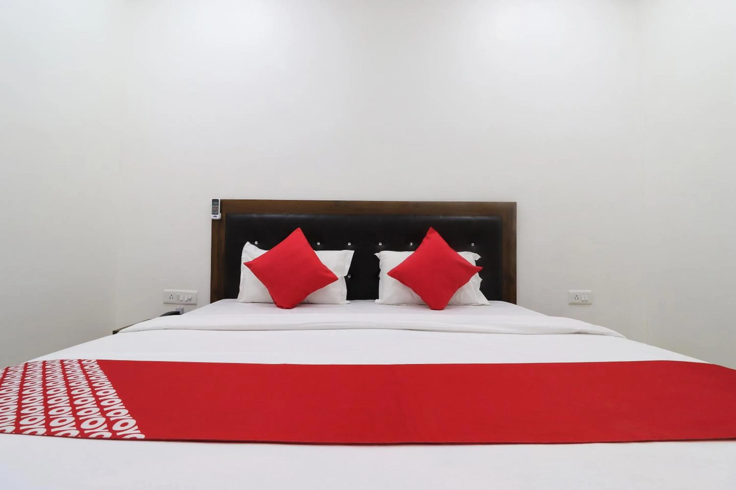 Bedroom, Bed in Hotel O Vrindravan Inn