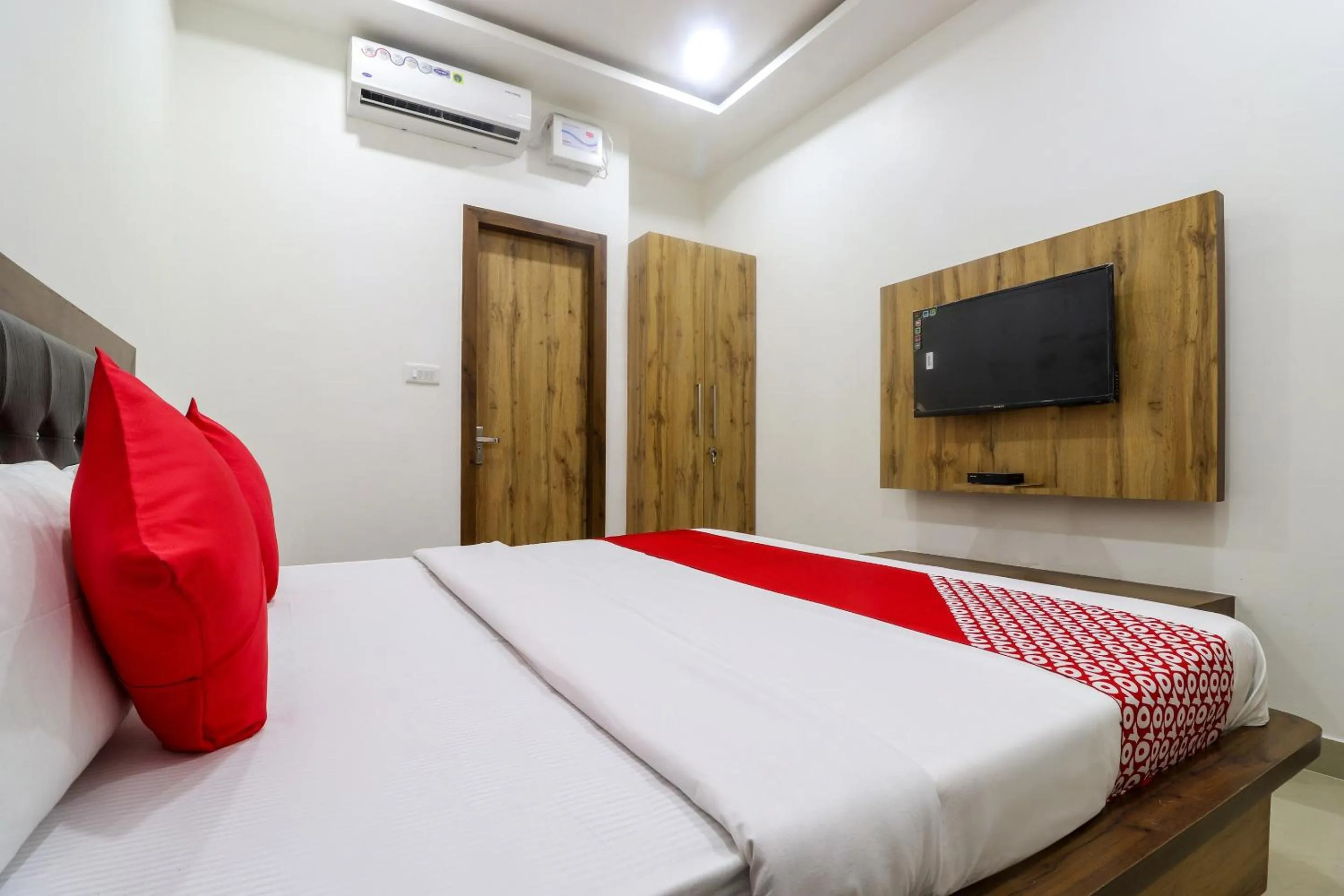 Bedroom, Bed in Hotel O Vrindravan Inn