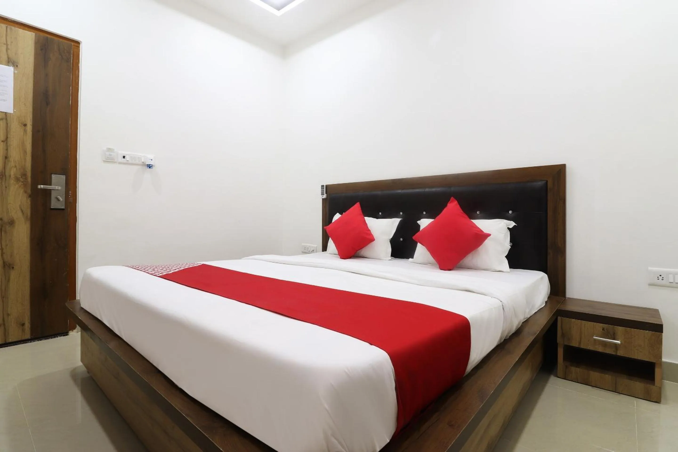 Bedroom, Bed in Hotel O Vrindravan Inn