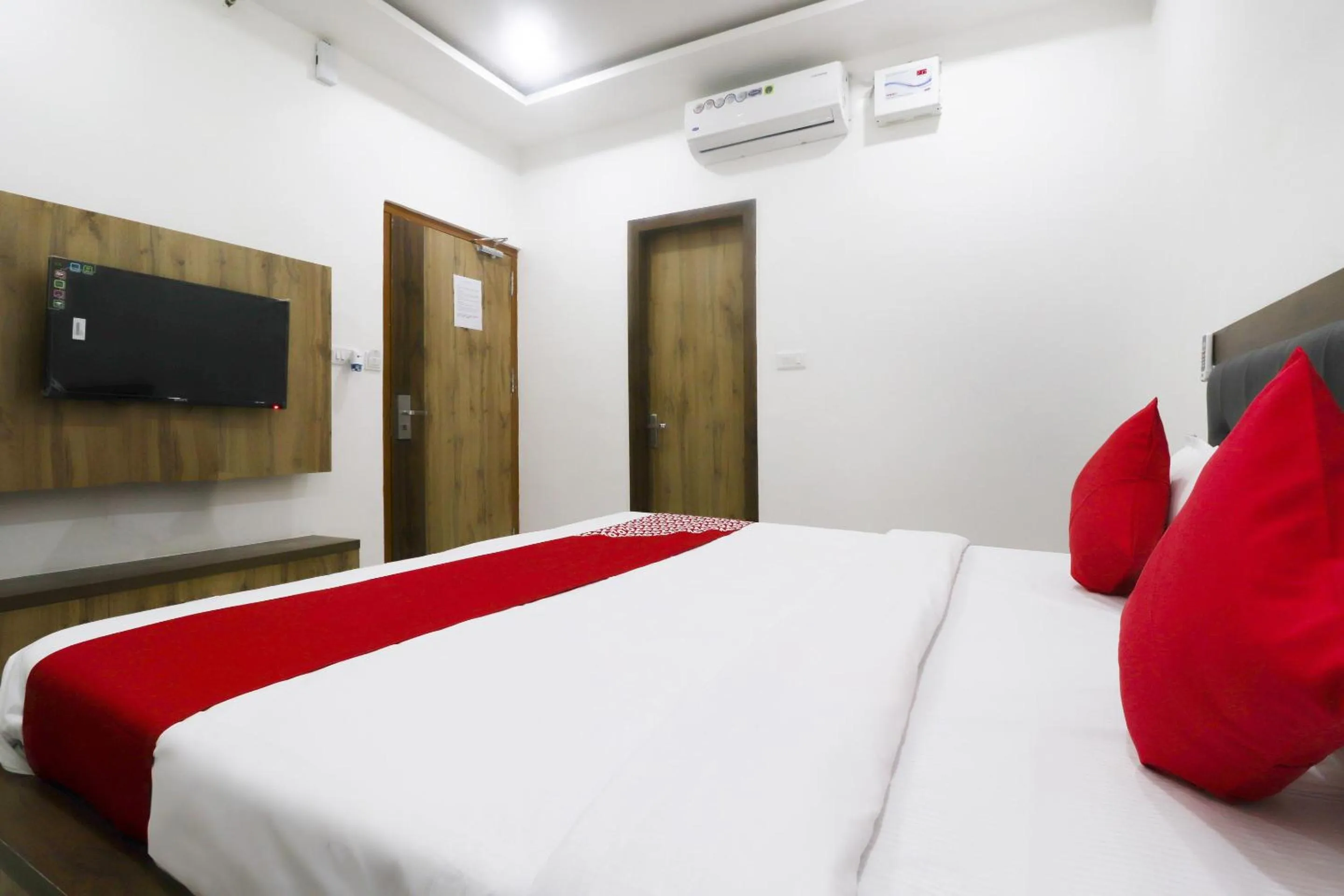 Bedroom, Bed in Hotel O Vrindravan Inn