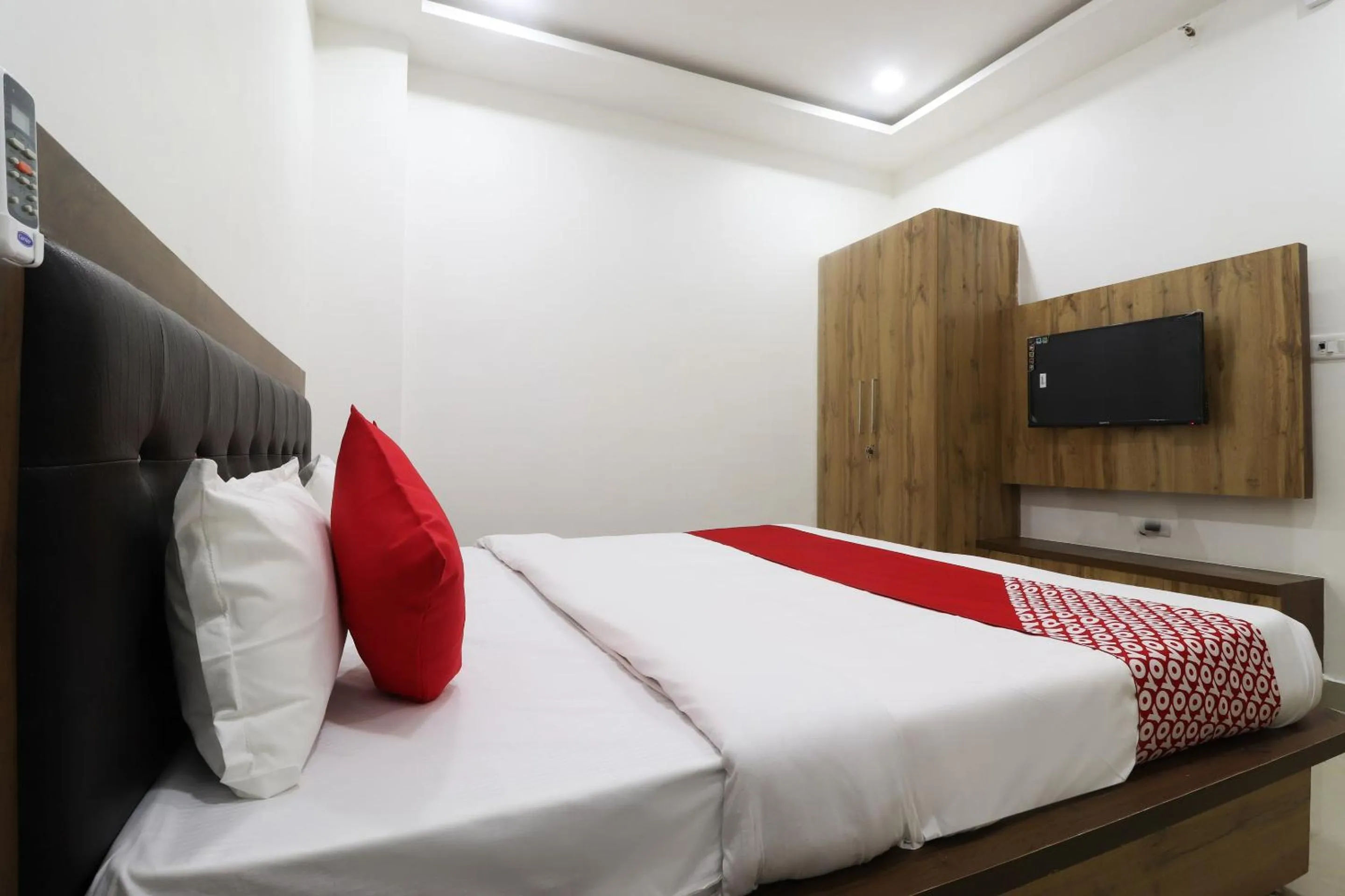 Bedroom, Bed in Hotel O Vrindravan Inn