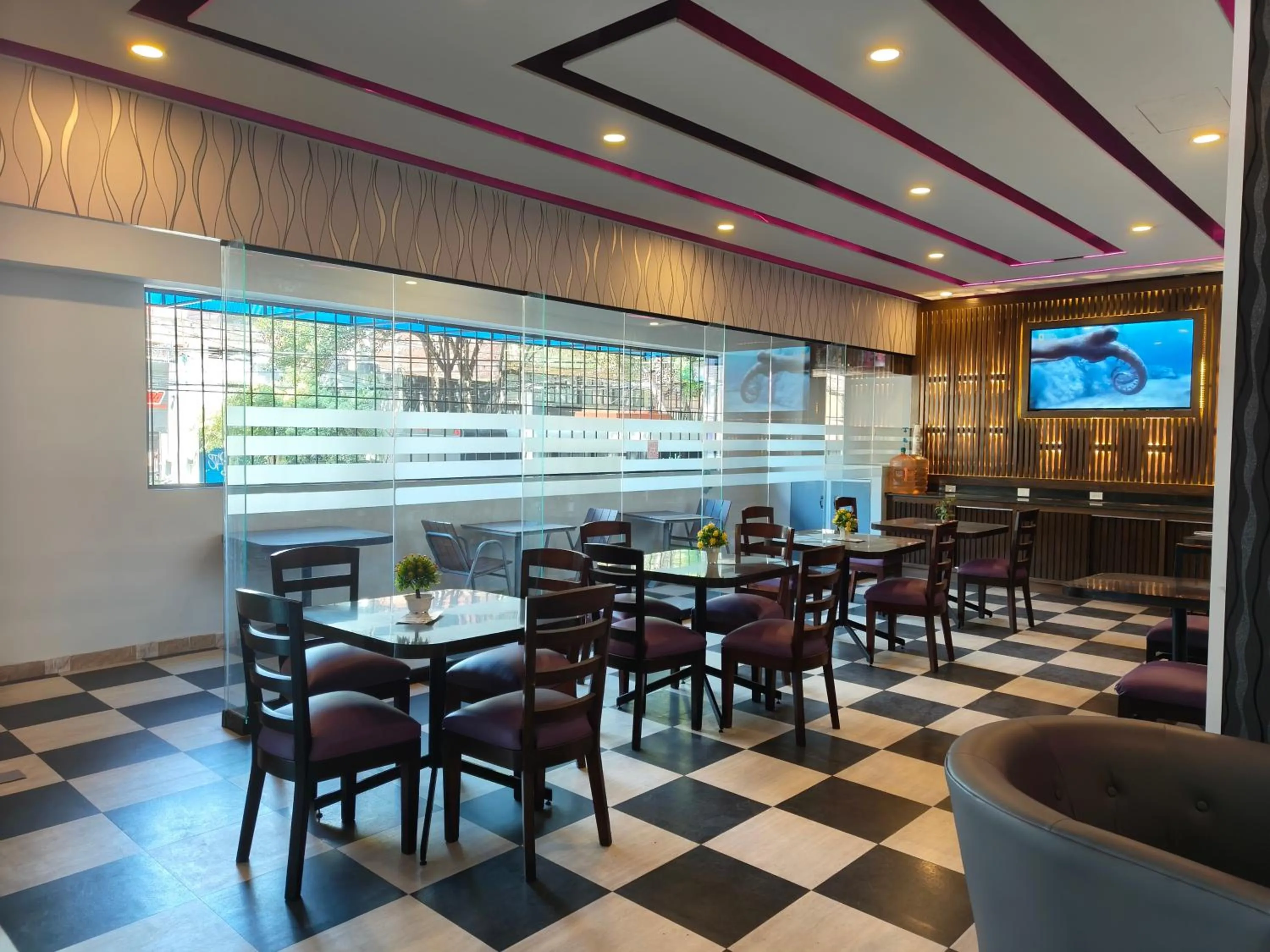 Restaurant/places to eat in Hotel Max